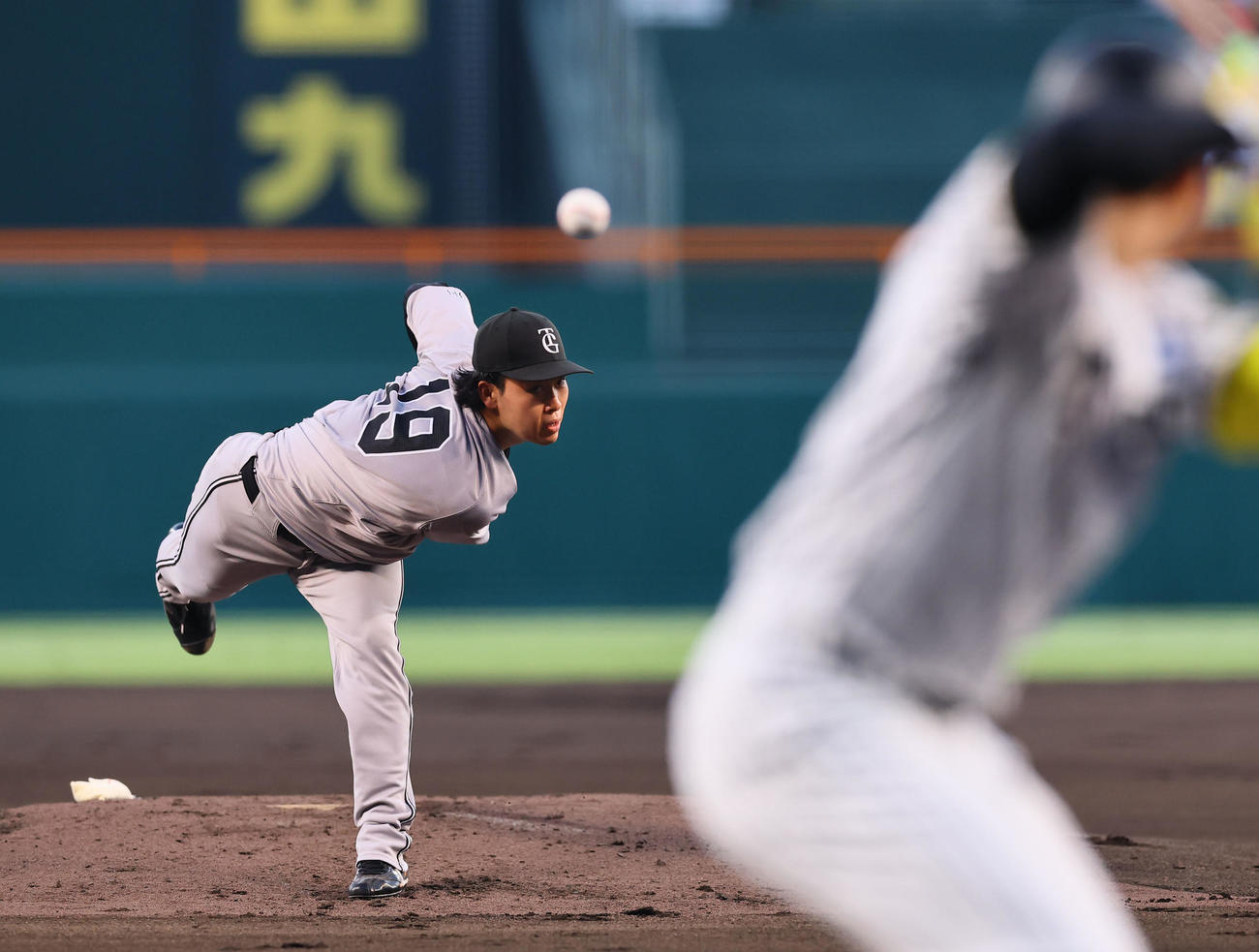 阪神対巨人　1回裏阪神2死、森下に投げ込む山崎（撮影・藤尾明華）