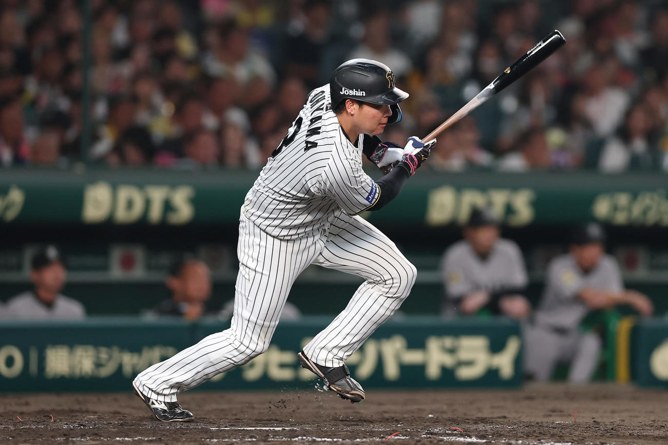 投手強襲の内野安打を放つ大山（撮影・前田充）
