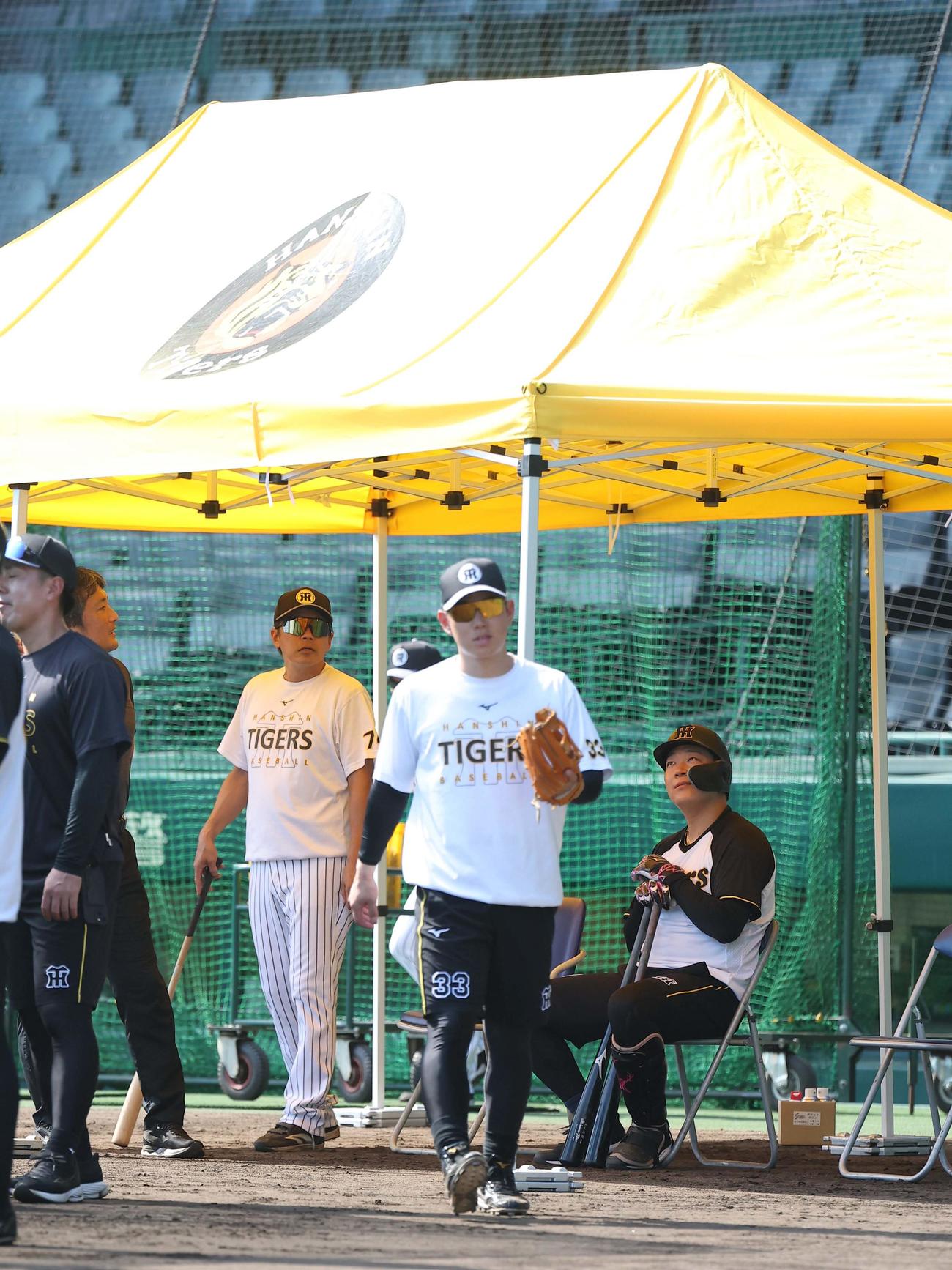 打撃練習を待つ大山（右）は設置されたテントに入る（撮影・上田博志）