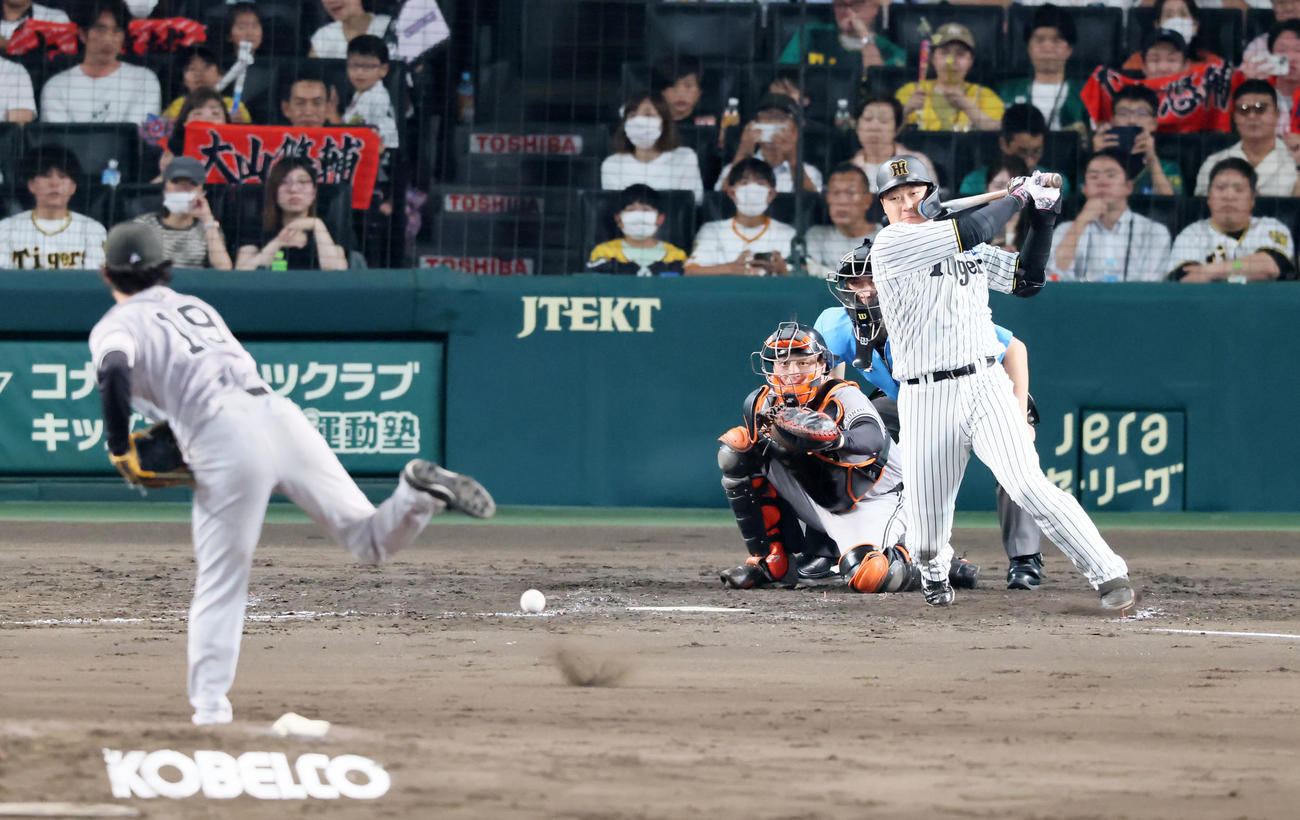阪神対巨人　5回裏阪神無死、大山は投手強襲内野安打を放つ。投手山崎（撮影・加藤哉）