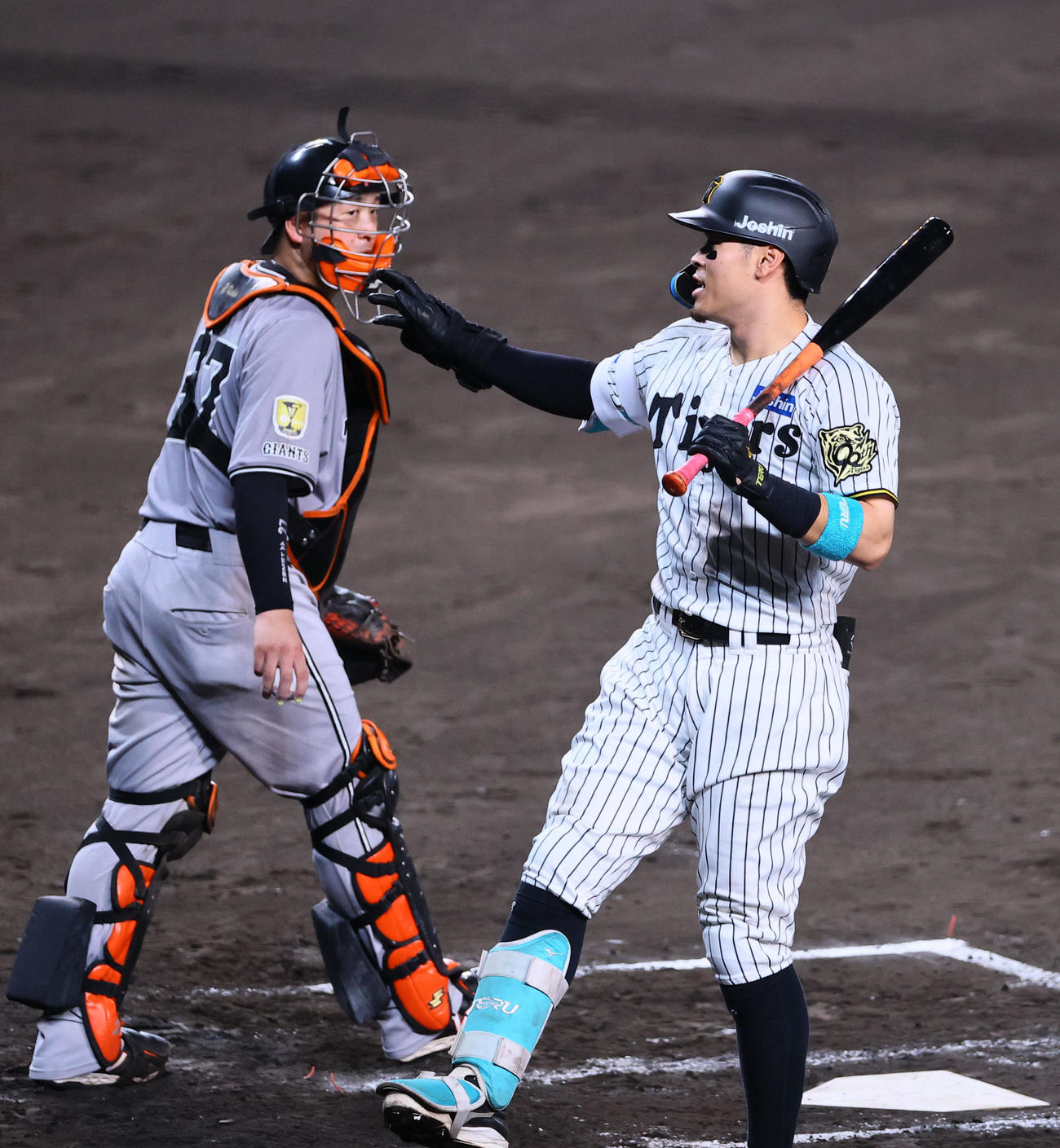 阪神対巨人　6回裏阪神無1死二塁、見逃し三振に倒れた佐藤輝（撮影・藤尾明華）