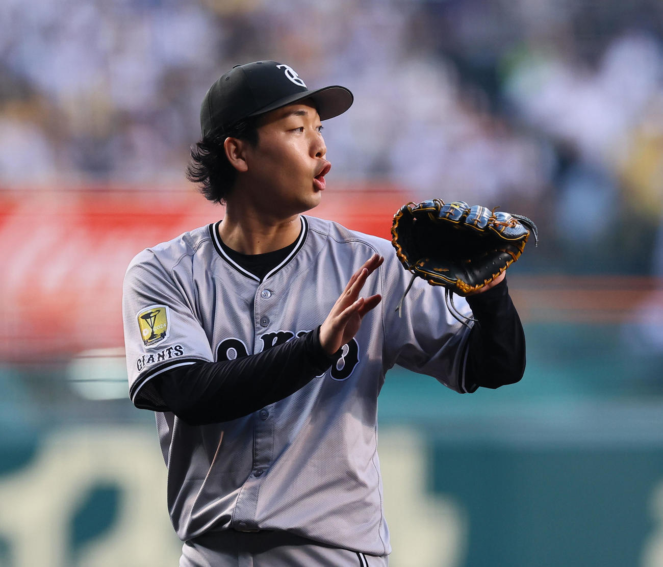 阪神対巨人　1回を終え、グラブをたたく巨人山崎（撮影・藤尾明華）