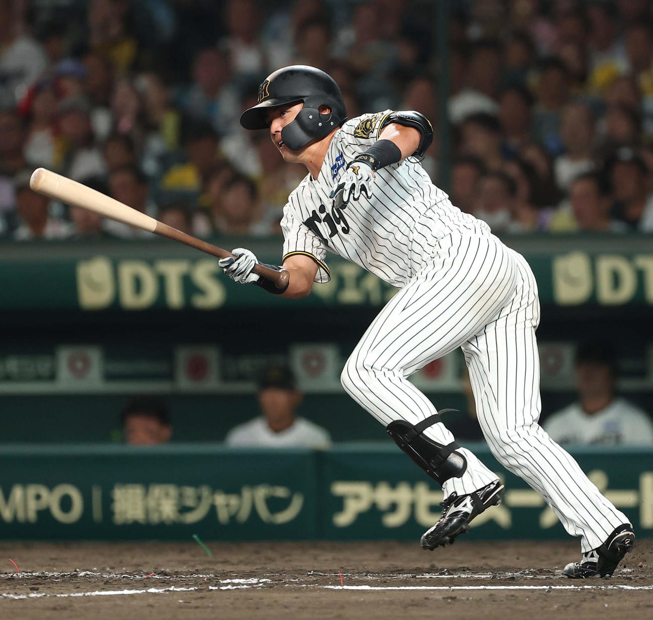 阪神対巨人　7回裏阪神1死一塁、小野寺は三塁内野安打を放つ（撮影・上田博志）