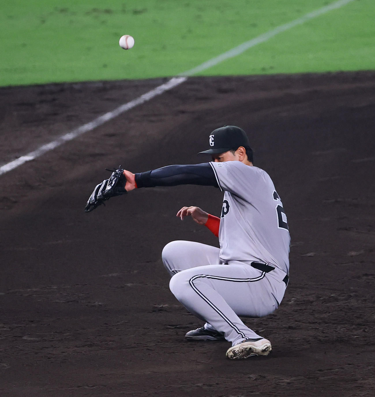 阪神対巨人　7回裏阪神1死一塁、代打小野寺の打球をはじく三塁手岡本。記録は安打（撮影・藤尾明華）