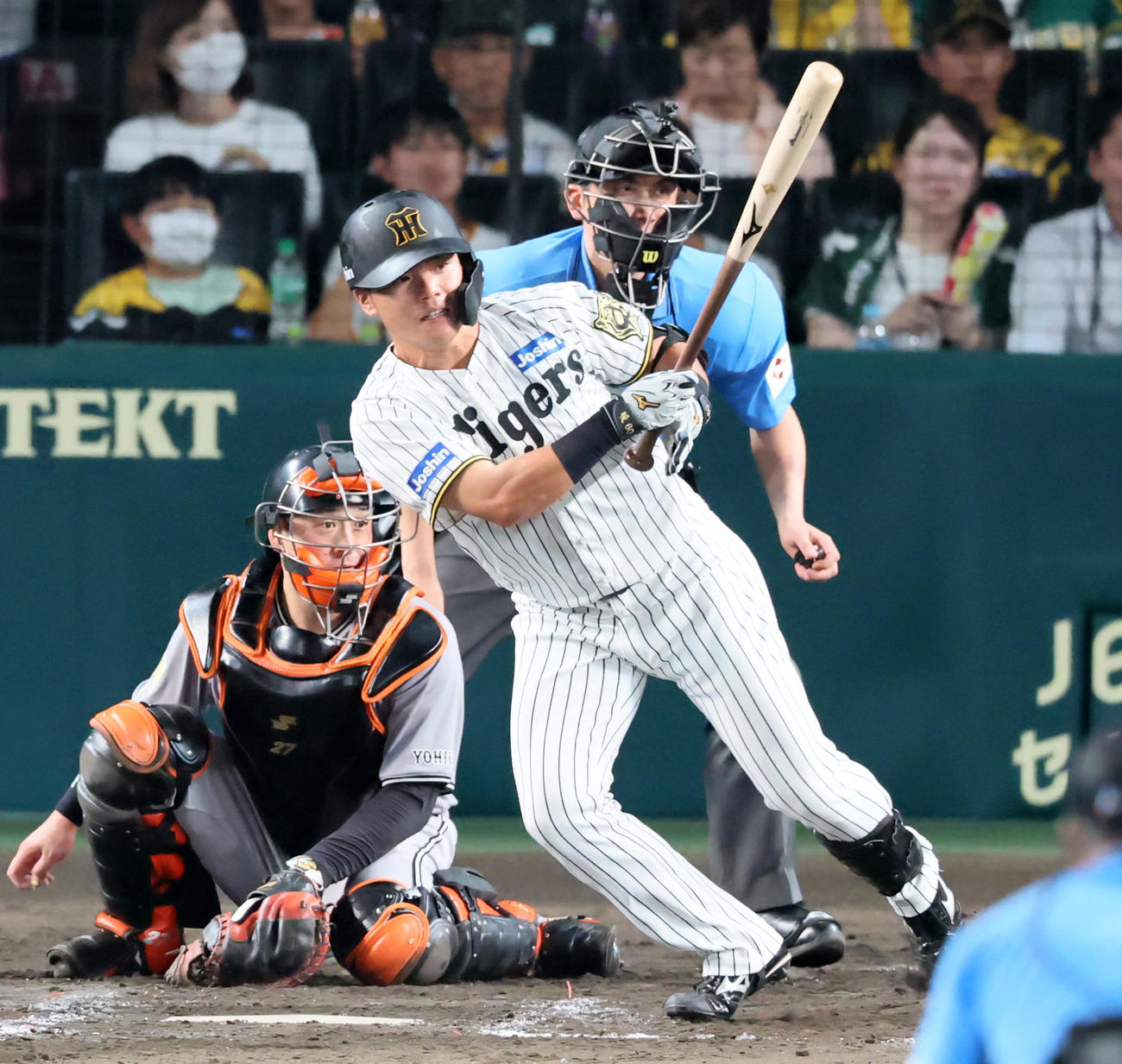 阪神対巨人　7回裏阪神1死一塁、代打小野寺は左前打を放つ（撮影・加藤哉）