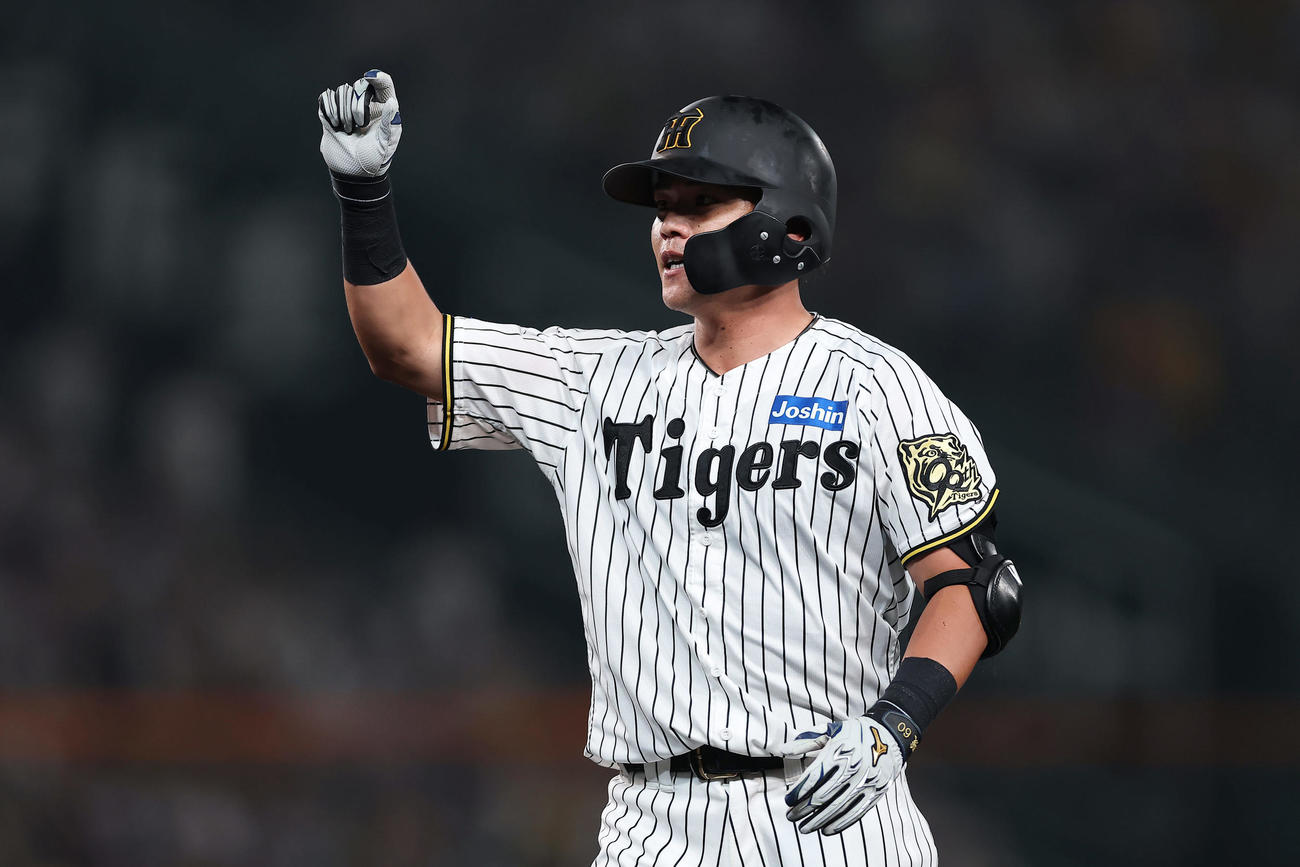 阪神対巨人　7回裏阪神1死一塁、三塁へ内野安打を放った代打小野寺（撮影・前田充）