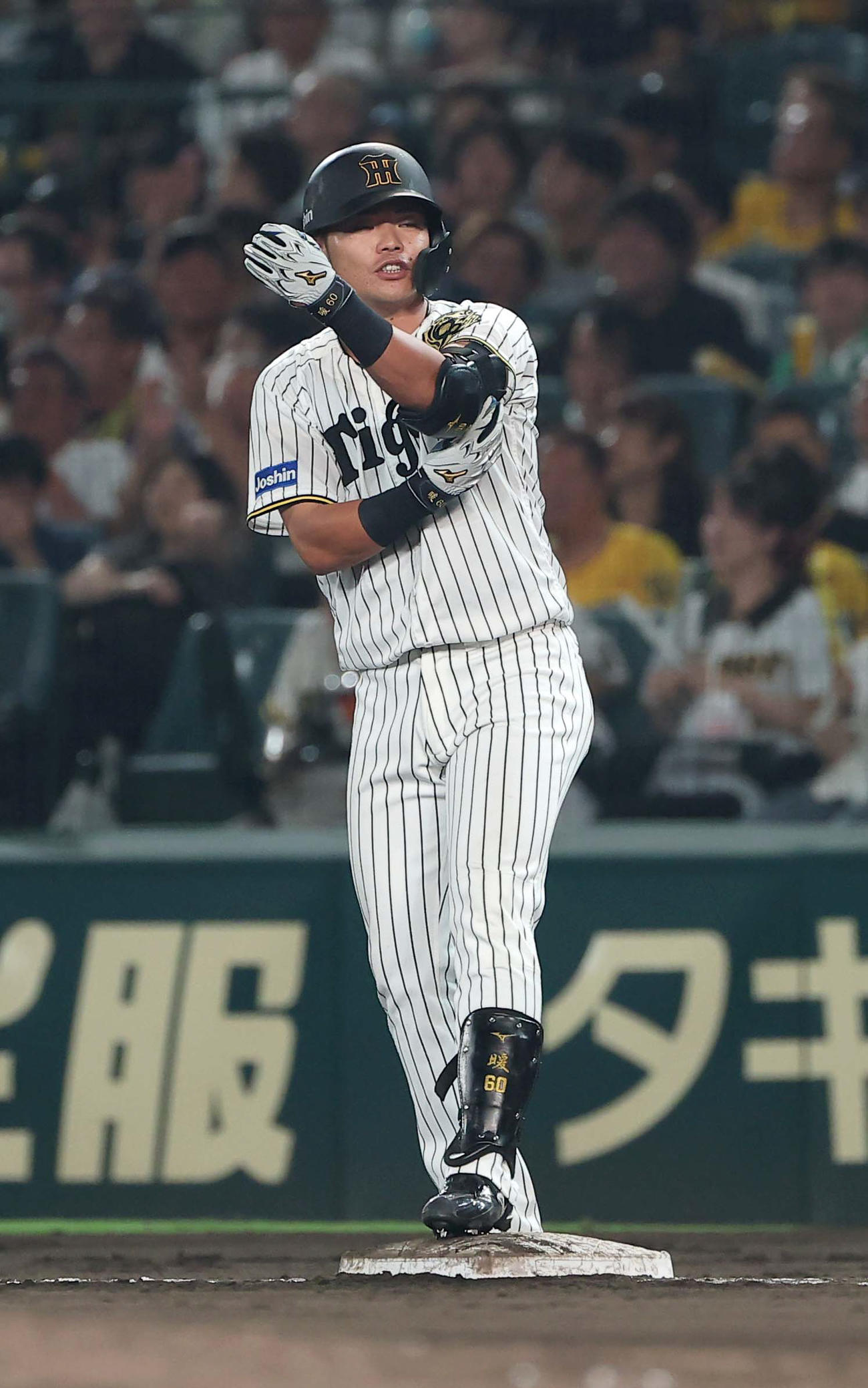 阪神対巨人　7回裏阪神1死一塁、小野寺は三塁内野安打を放つ（撮影・上田博志）