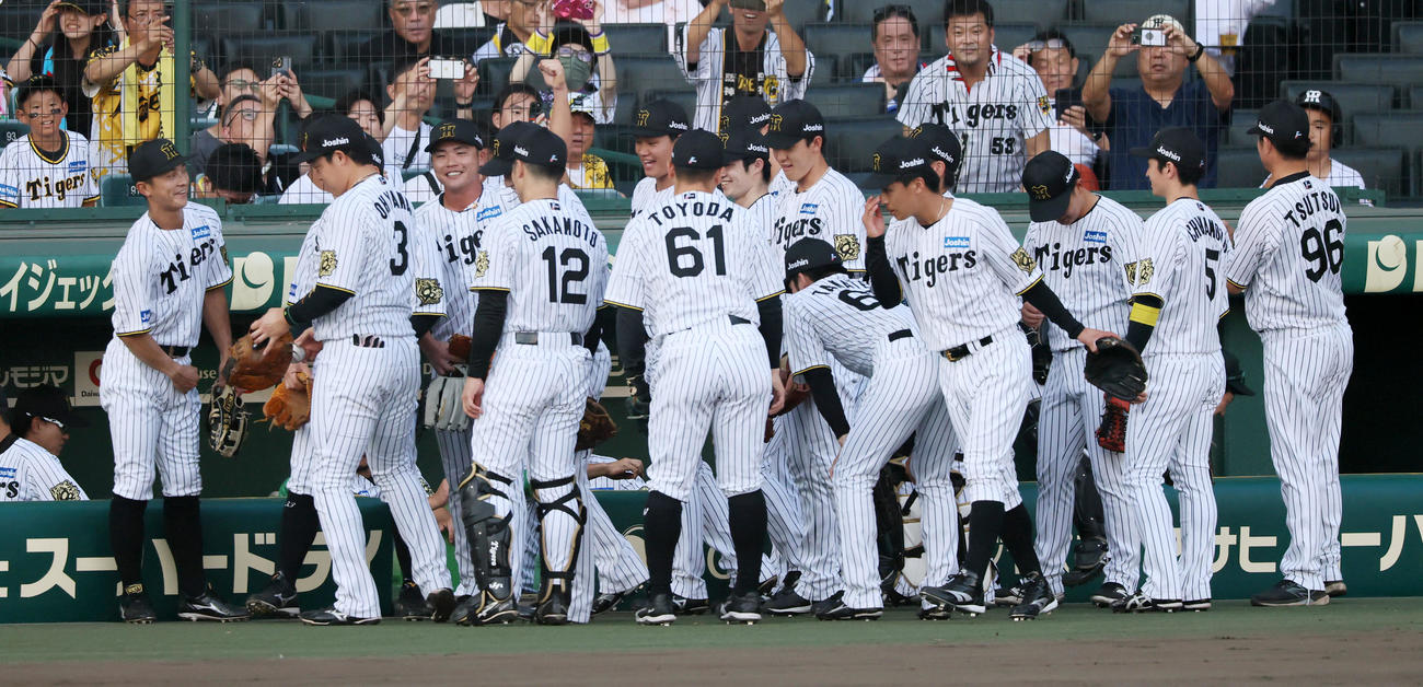 阪神対巨人　試合前の円陣で声を出す小野寺（撮影・加藤哉）