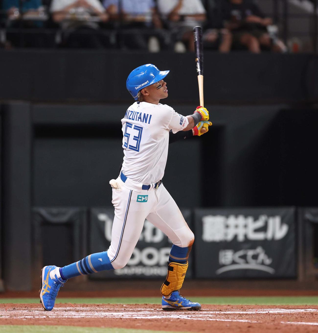 日本ハム対楽天　7回裏日本ハム1死三塁、中犠飛を放つ水谷（撮影・黒川智章）