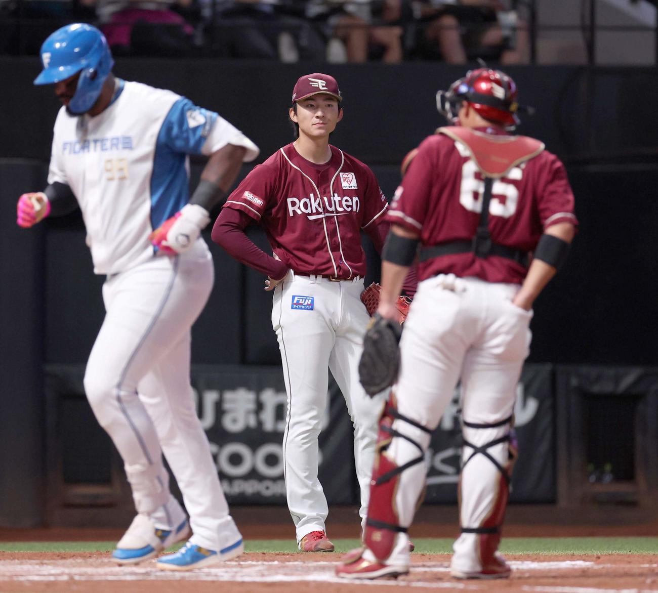 日本ハム対楽天　6回裏日本ハム1死二塁、レイエスに右越え2点本塁打を浴びる荘司（中央）（撮影・黒川智章）