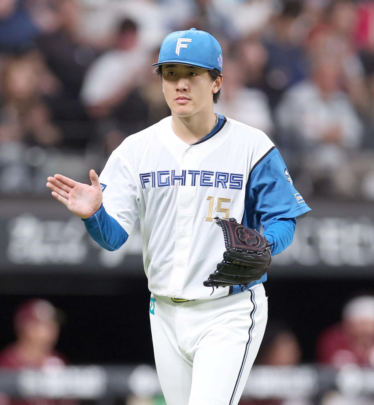 日本ハム対楽天　7回表、無失点に抑えグラブをたたく北山（撮影・黒川智章）