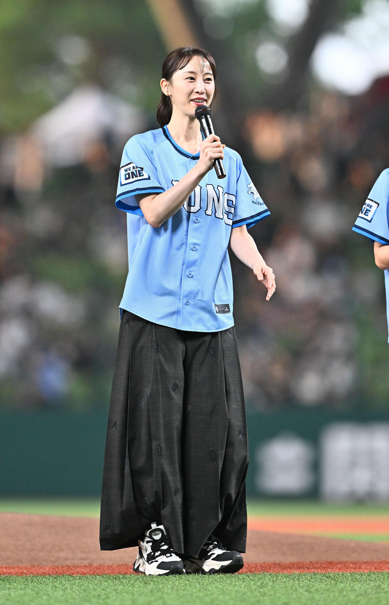 西武対オリックス　セレモニアルピッチに臨む松井玲奈（撮影・滝沢徹郎）
