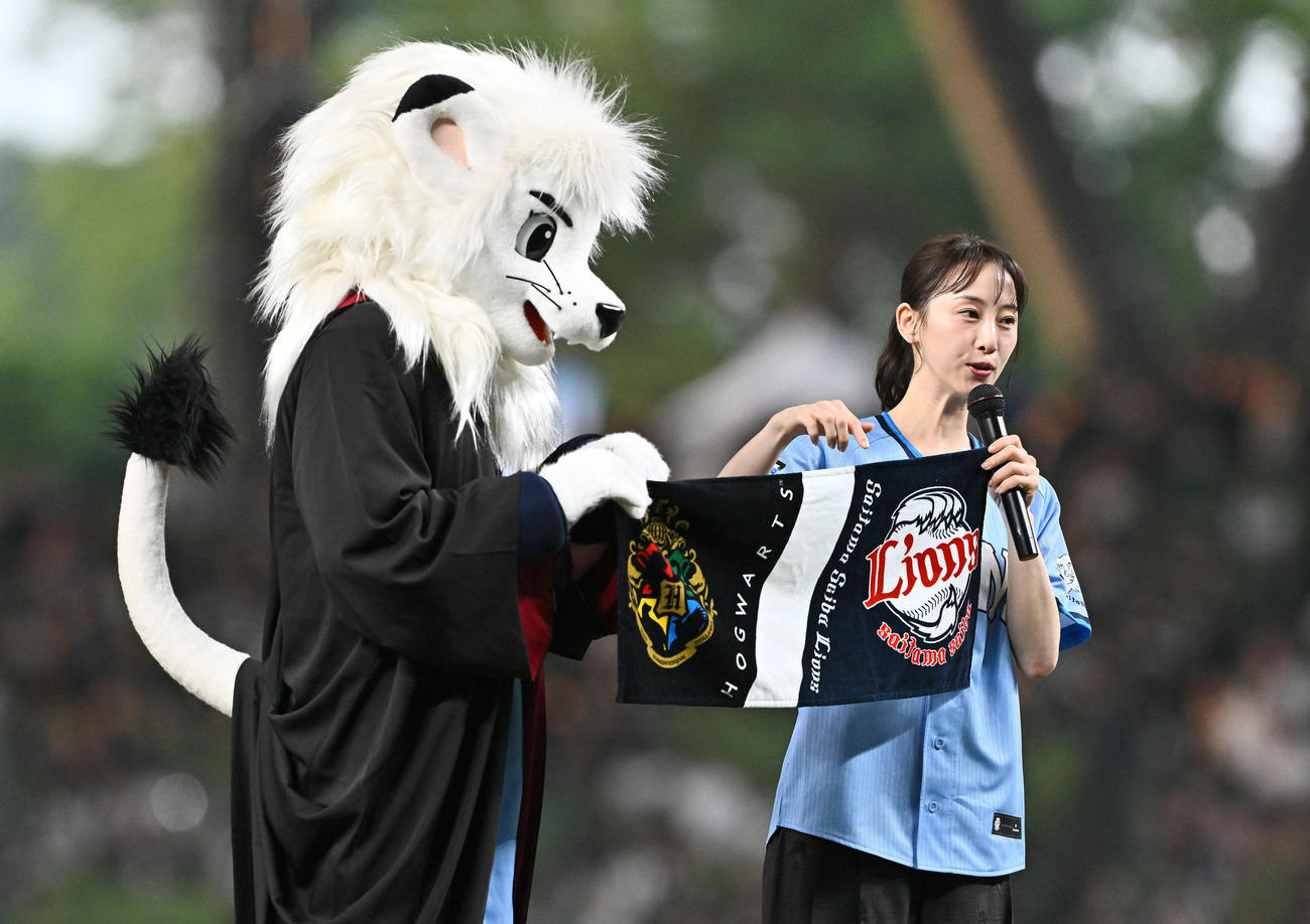 西武対オリックス　セレモニアルピッチに臨む松井玲奈（撮影・滝沢徹郎）