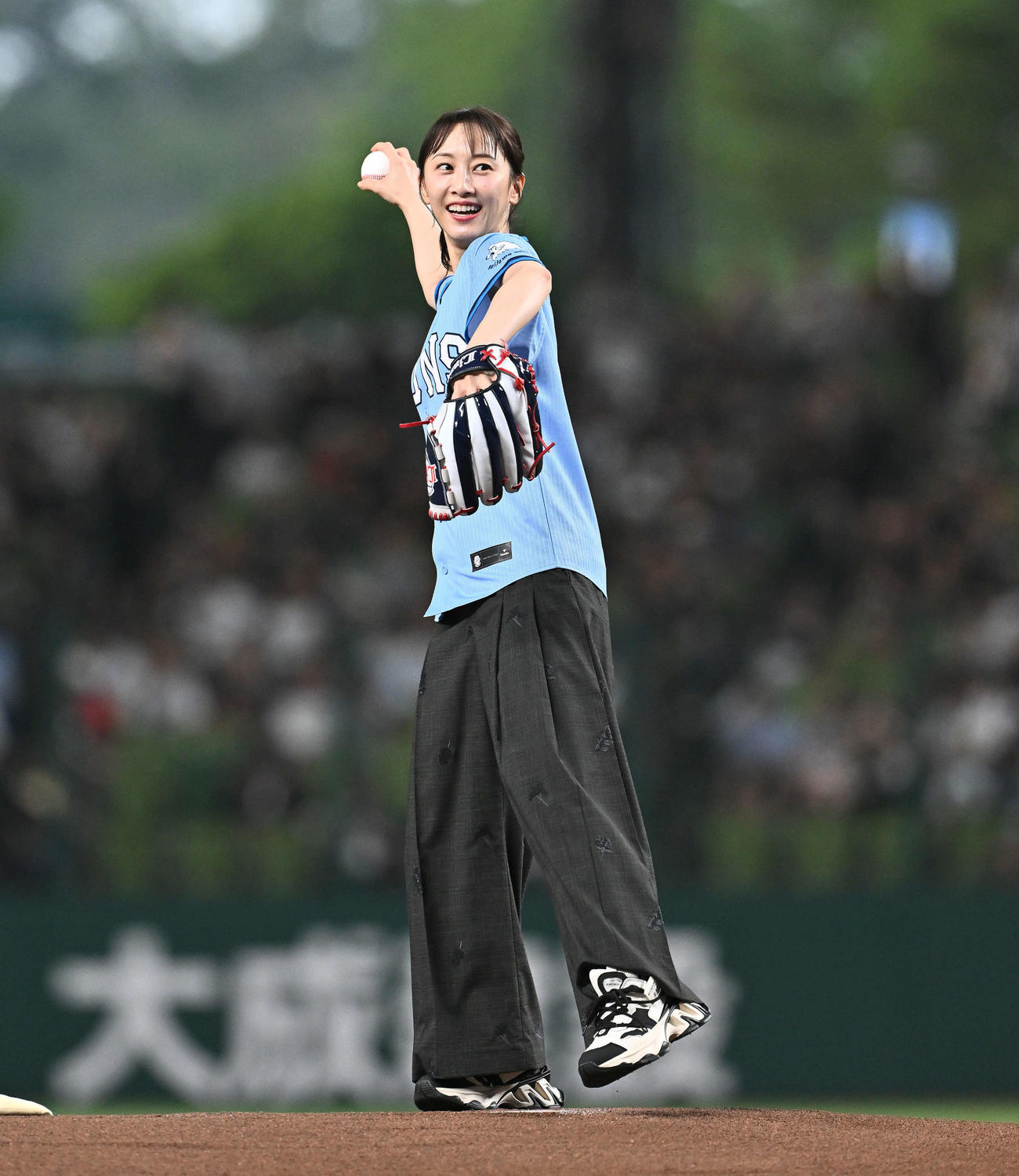 西武対オリックス　セレモニアルピッチする松井玲奈（撮影・滝沢徹郎）