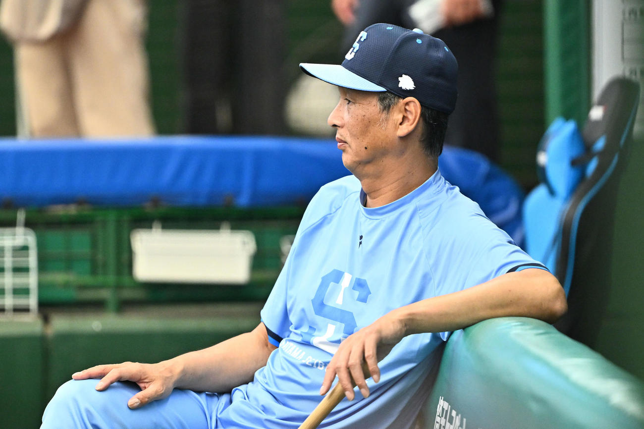 西武対オリックス　試合前練習を見守る西武西口監督（撮影・滝沢徹郎）