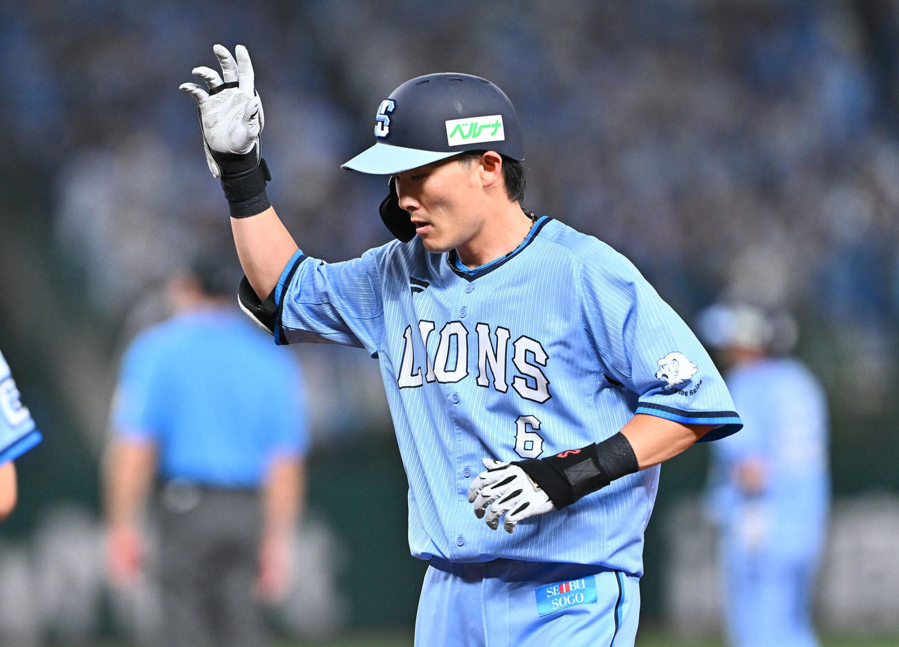西武対オリックス　3回裏西武2死一、三塁、源田は適時打を放ちポーズを決める（撮影・滝沢徹郎）