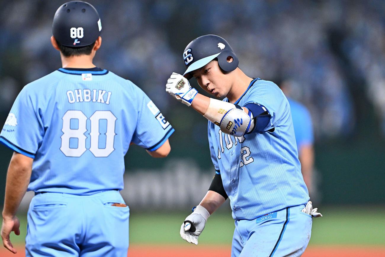 西武対オリックス　7回裏西武2死一塁、中前打を放った古賀悠（右）（撮影・滝沢徹郎）