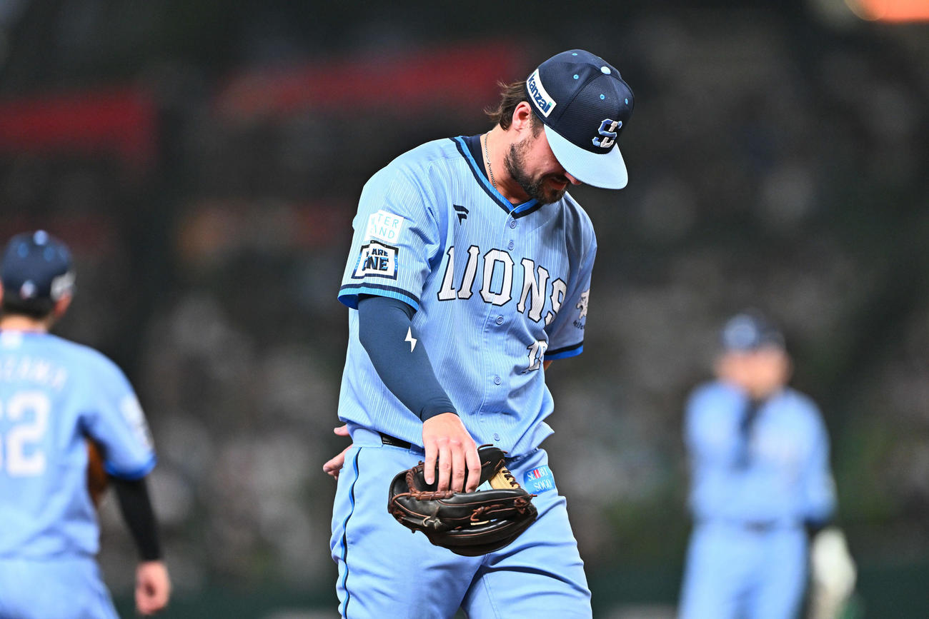 西武対オリックス　2回表、負傷しベンチへ引き揚げる西武の三塁手デービス（撮影・滝沢徹郎）