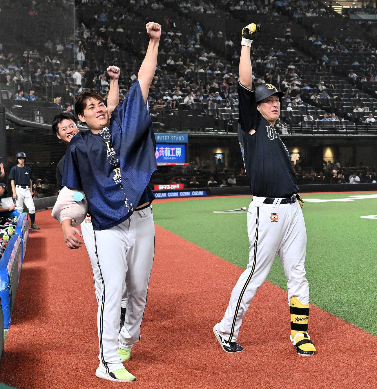西武対オリックス　9回表オリックス無死、ソロ本塁打を放った杉本（右）とポーズを決める九里（左手前）（撮影・滝沢徹郎）