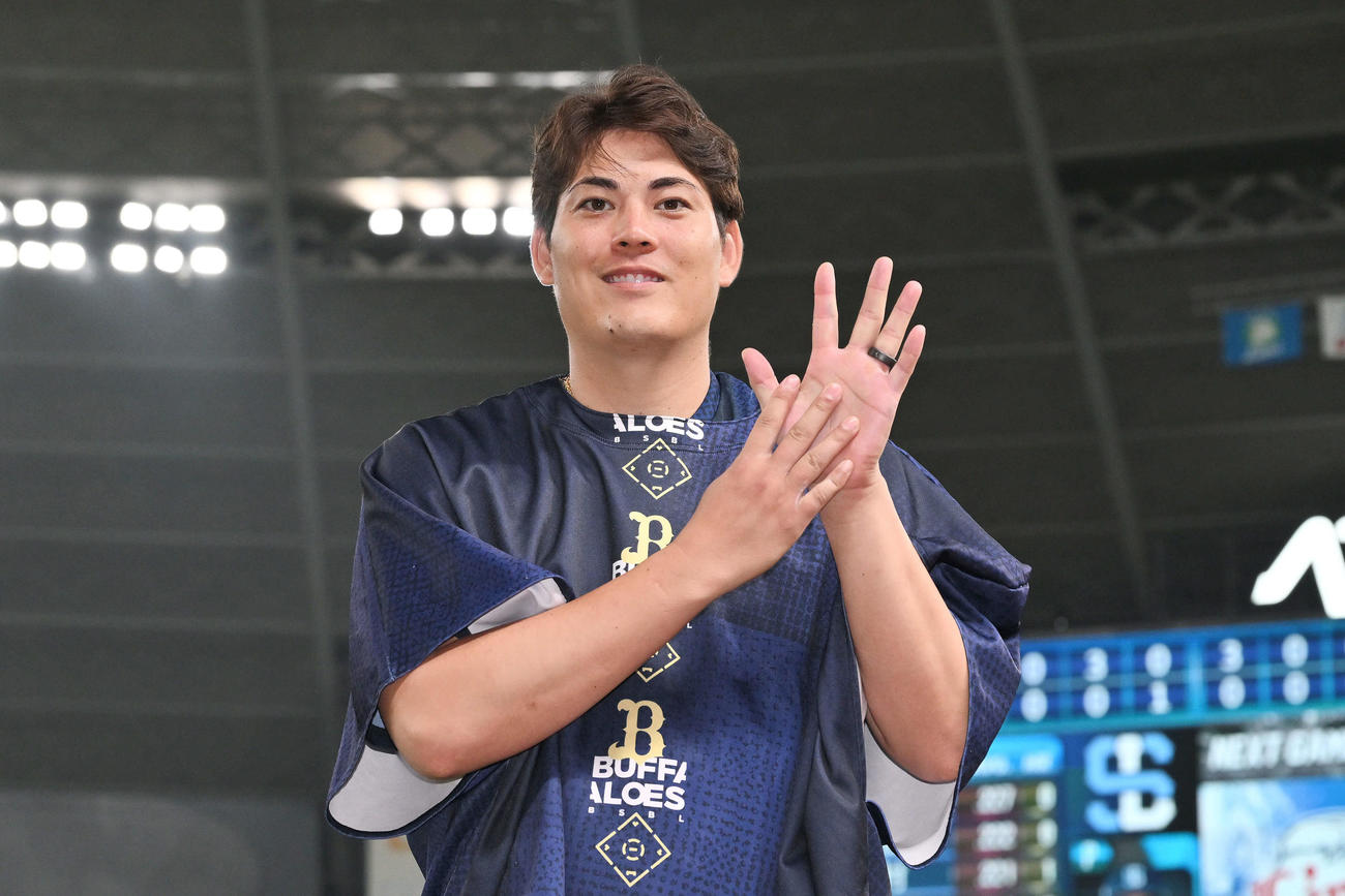 西武対オリックス　ヒーローインタビューを終え今季9勝目の「9」のポーズで記念撮影するオリックス九里（撮影・滝沢徹郎）