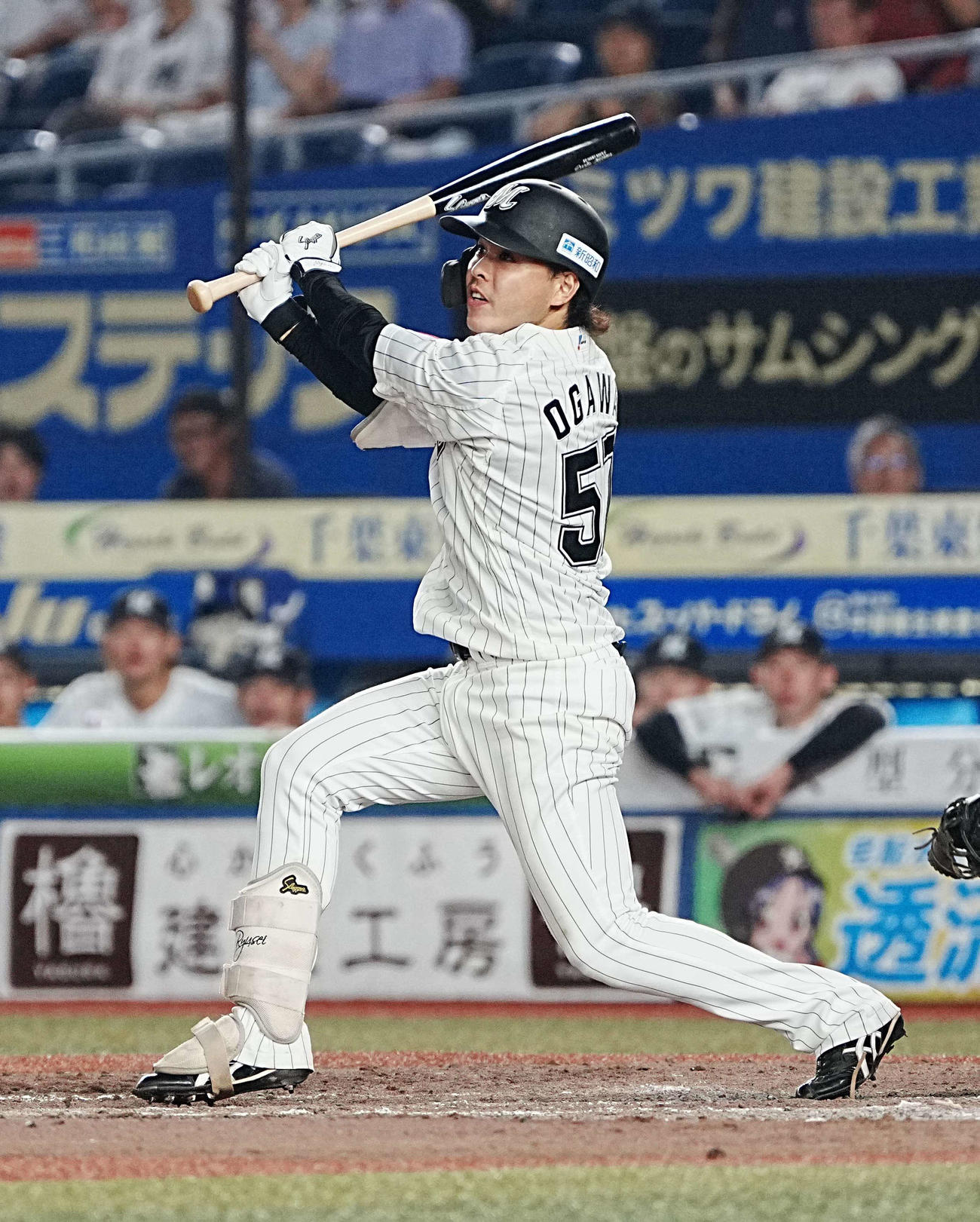ロッテ対ソフトバンク　4回裏ロッテ無死満塁、小川は左犠飛を放つ（撮影・小沢裕）