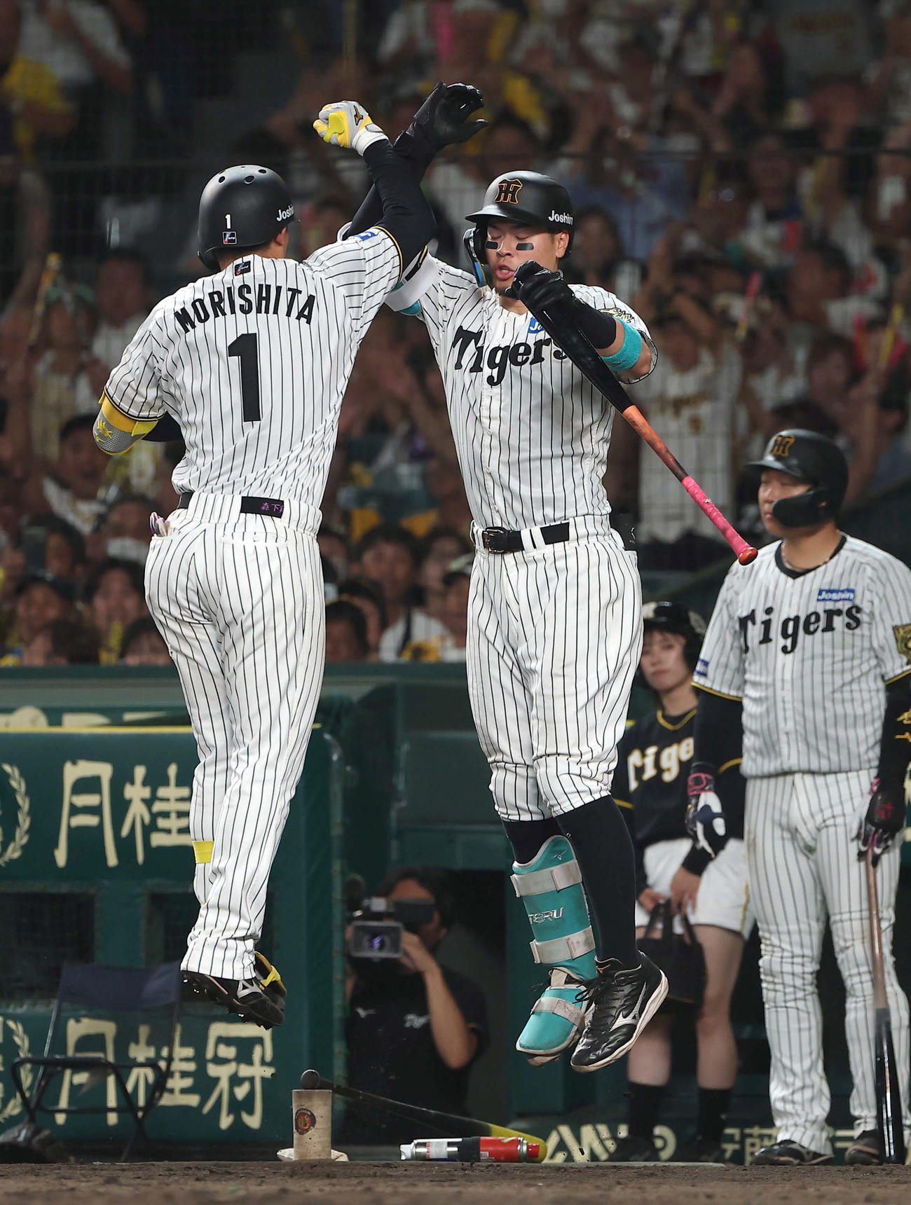 阪神対巨人　8回裏阪神1死、ソロ本塁打を放った森下（左）とジャンプして喜び合う佐藤輝（撮影・上田博志）