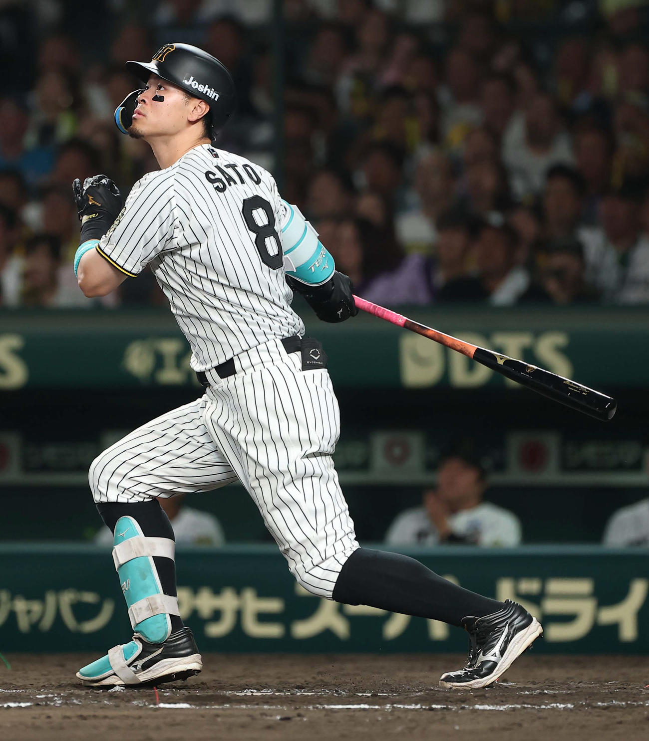 阪神対巨人　8回裏阪神1死、佐藤輝はソロ本塁打を放つ（撮影・上田博志）