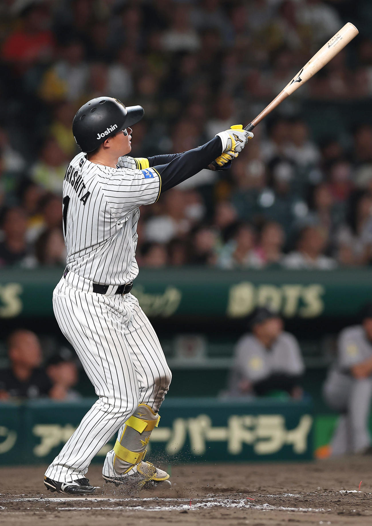 阪神対巨人　8回裏阪神1死、左越え本塁打を放つ森下（撮影・前田充）