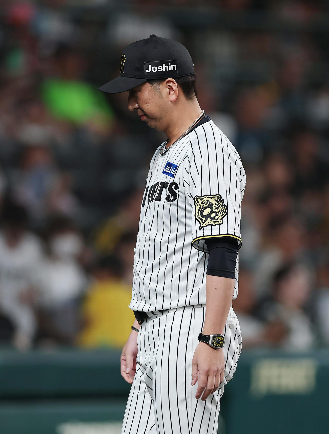 阪神対巨人　6回表巨人1死満塁、投手交代を告げた藤川監督（撮影・前田充）