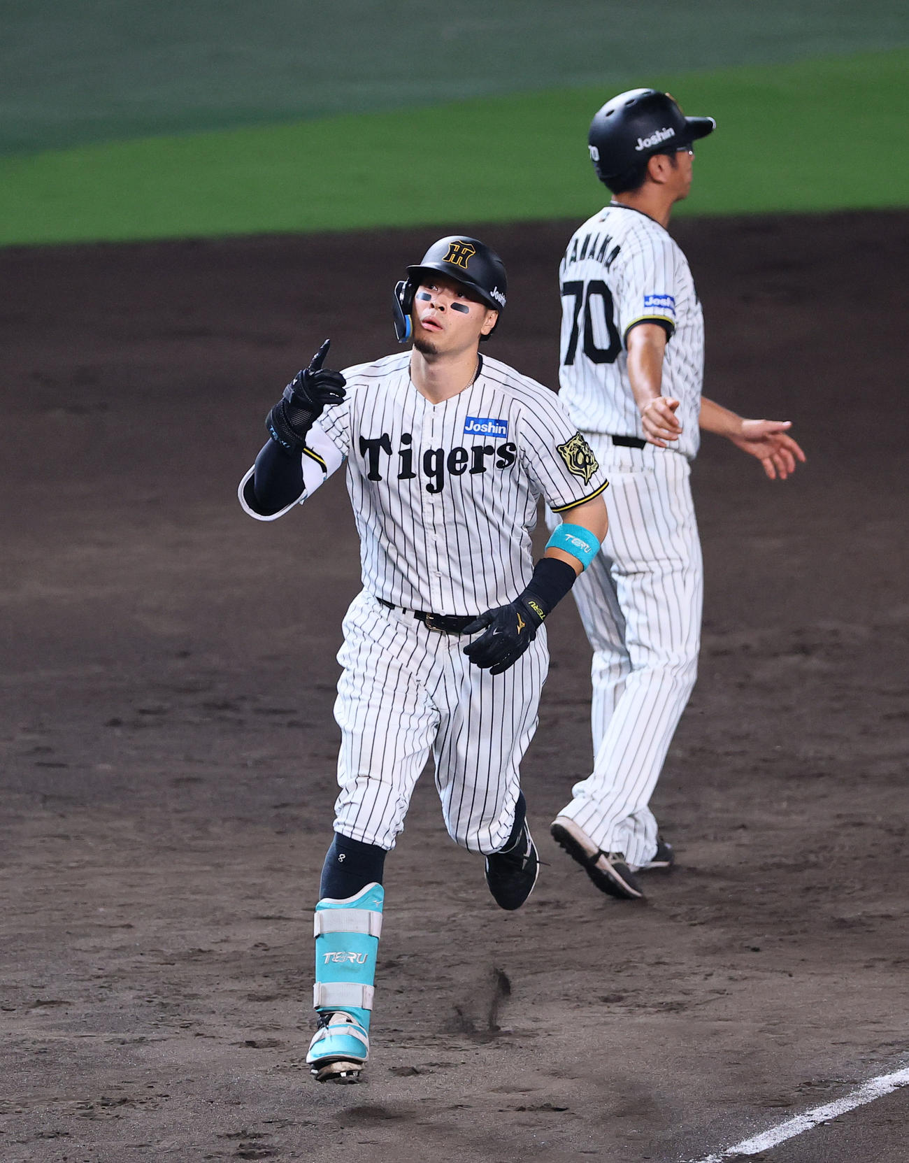 阪神対巨人　8回裏阪神1死、2者連続本塁打を放ち三塁を回る佐藤輝（撮影・藤尾明華）