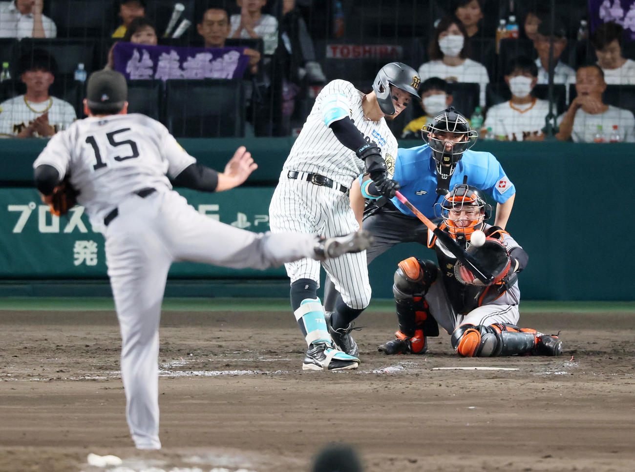阪神対巨人　8回裏阪神1死、佐藤輝は左越えソロ本塁打を放つ。投手大勢（撮影・加藤哉）