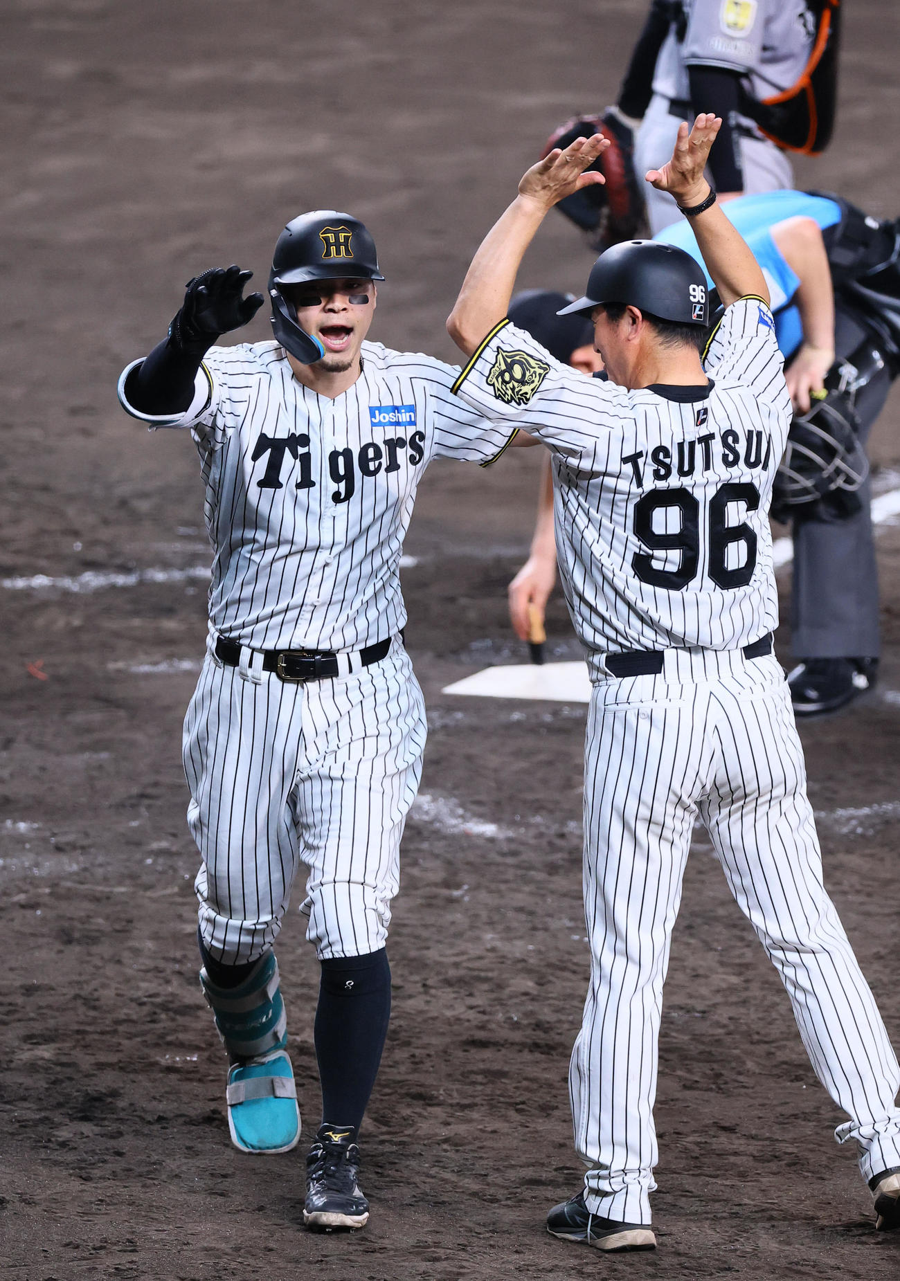 阪神対巨人　8回裏阪神1死、2者連続本塁打を放ち生還する佐藤輝（撮影・藤尾明華）