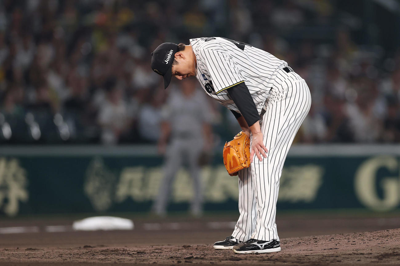 阪神対巨人　6回表巨人1死一、二塁、岸田に四球を与え、膝に手をつく大竹（撮影・前田充）