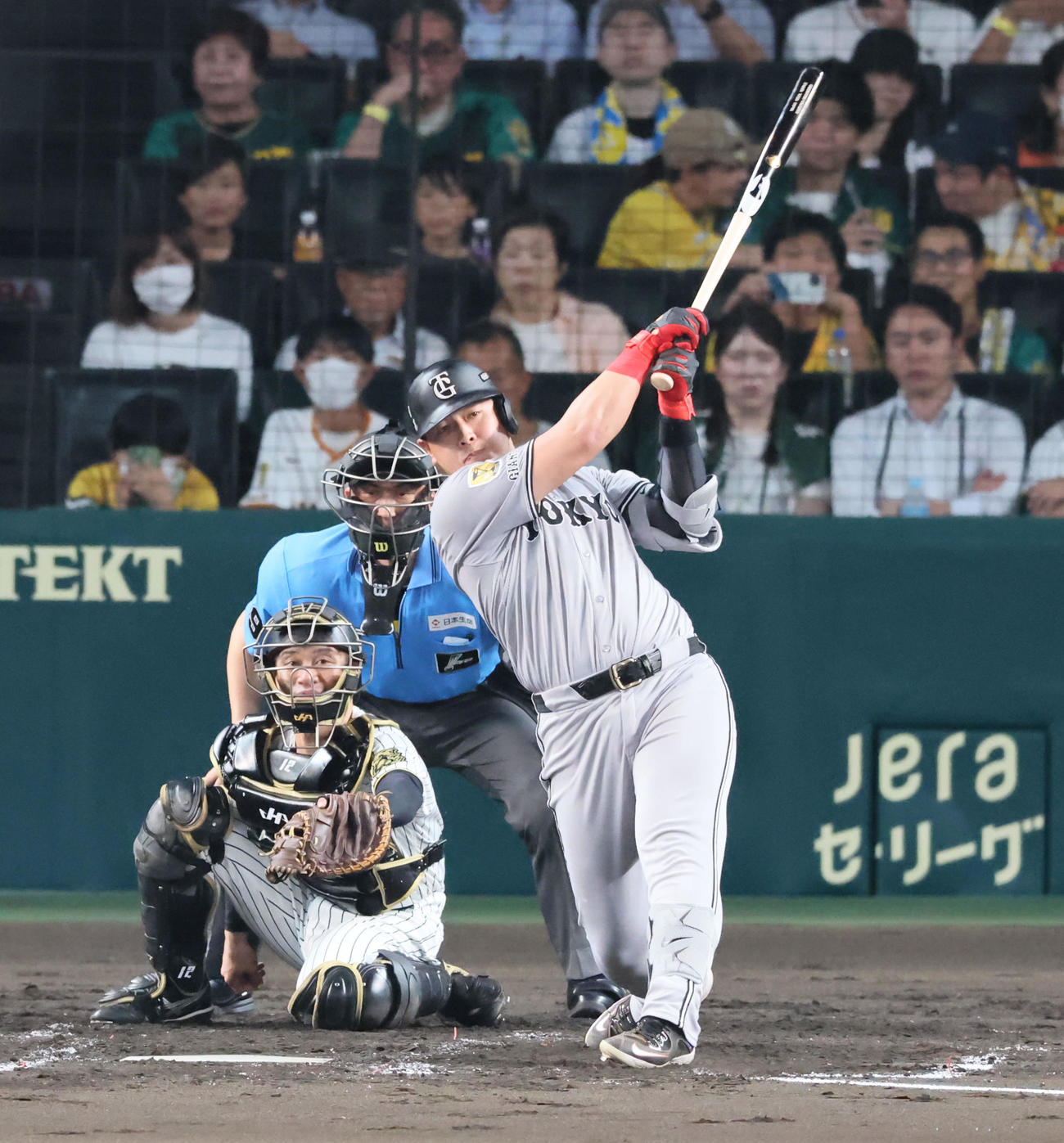 阪神対巨人　4回表巨人1死一塁、岡本は左前打を放つ（撮影・加藤哉）