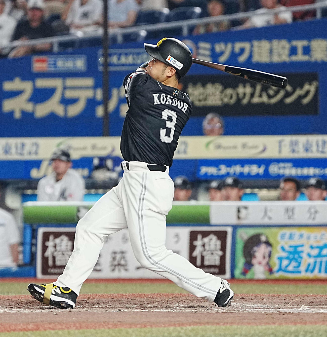 ロッテ対ソフトバンク　3回表ソフトバンク2死一塁、近藤は右越えに2点本塁打を放つ（撮影・小沢裕）