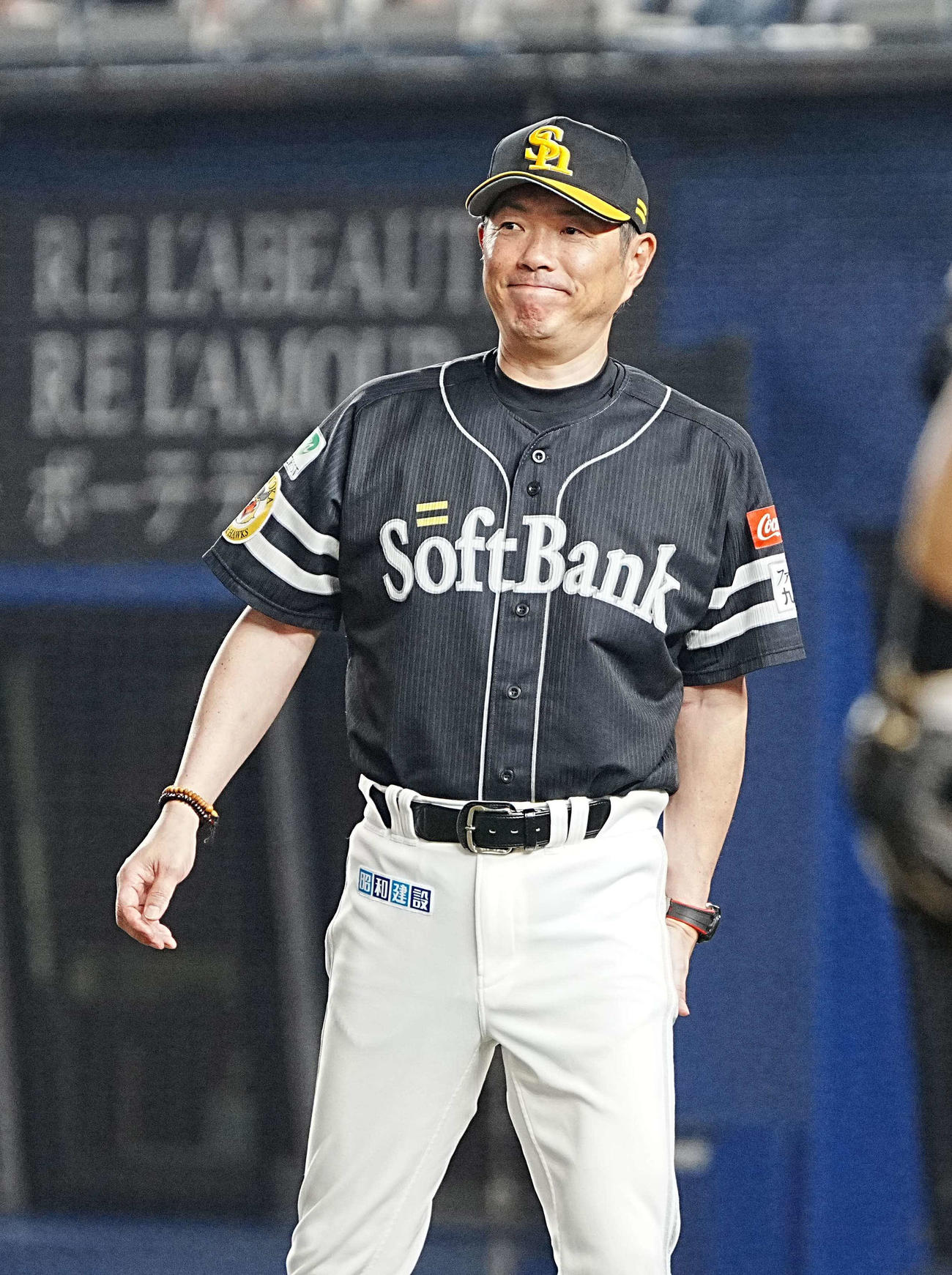 ロッテ対ソフトバンク　選手交代を告げベンチへ引き揚げるソフトバンク小久保監督（撮影・小沢裕）