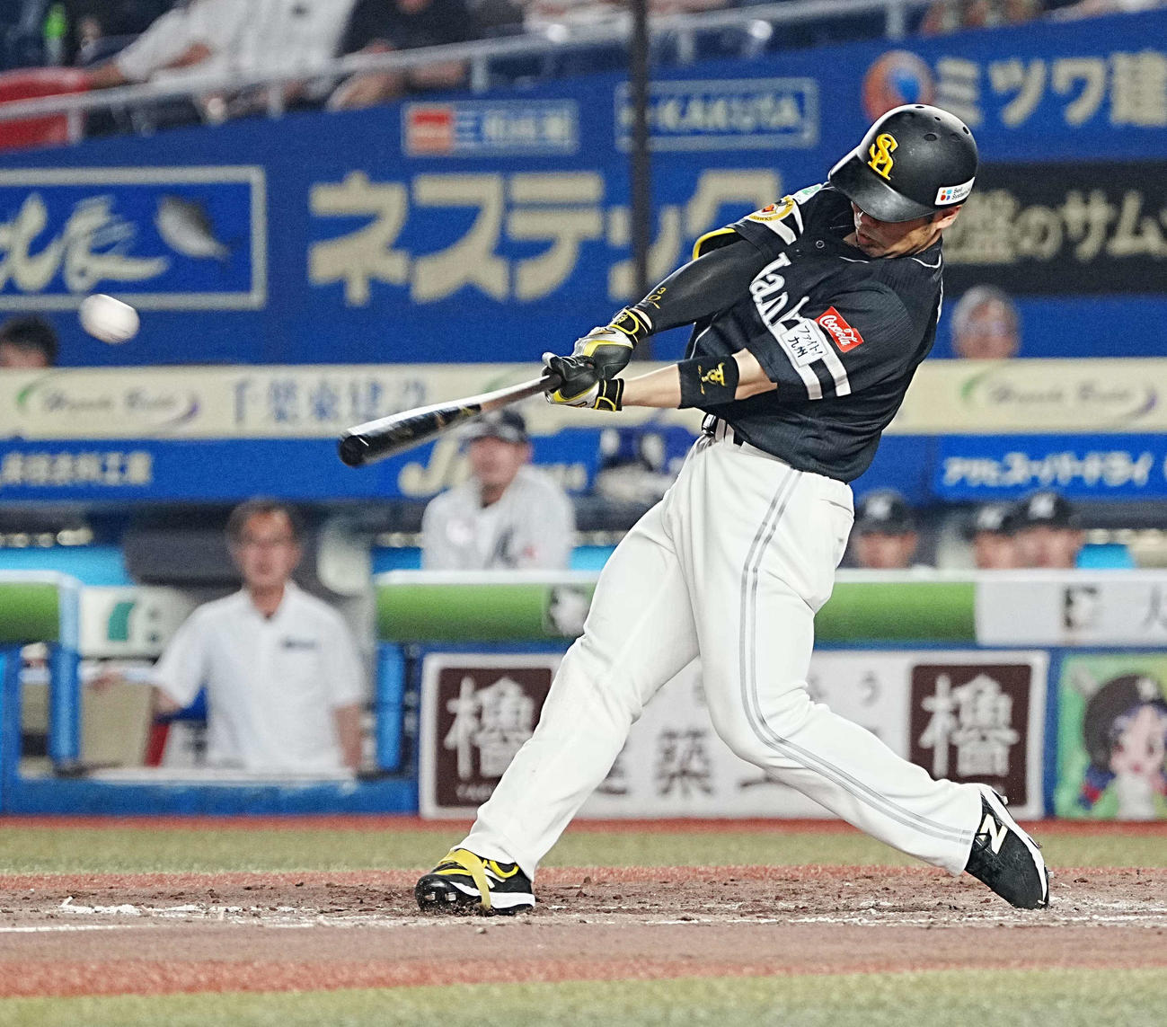 ロッテ対ソフトバンク　3回表ソフトバンク2死一塁、近藤は右越えに2点本塁打を放つ（撮影・小沢裕）