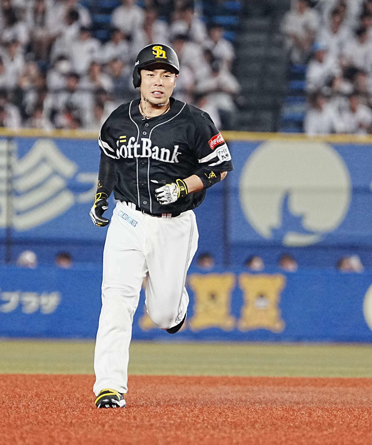 ロッテ対ソフトバンク　3回表ソフトバンク2死一塁、近藤は右越えに2点本塁打を放ち三塁へ向かう（撮影・小沢裕）
