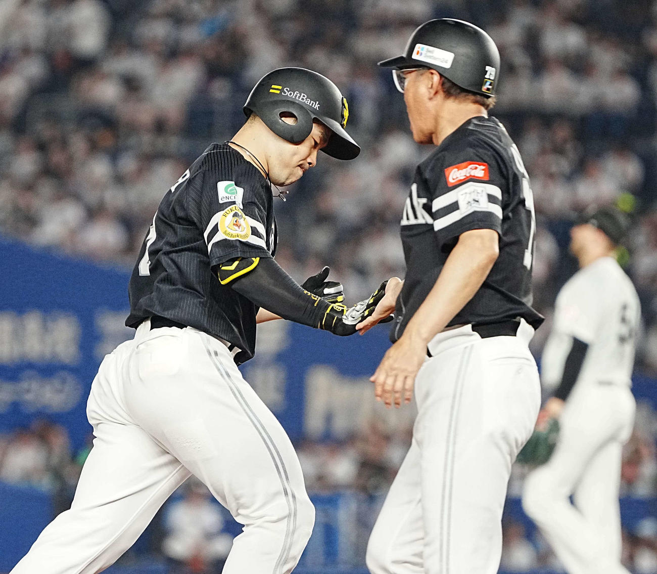 ロッテ対ソフトバンク　3回表ソフトバンク2死一塁、近藤は右越えに2点本塁打を放ち大西三塁コーチの祝福を受ける（撮影・小沢裕）