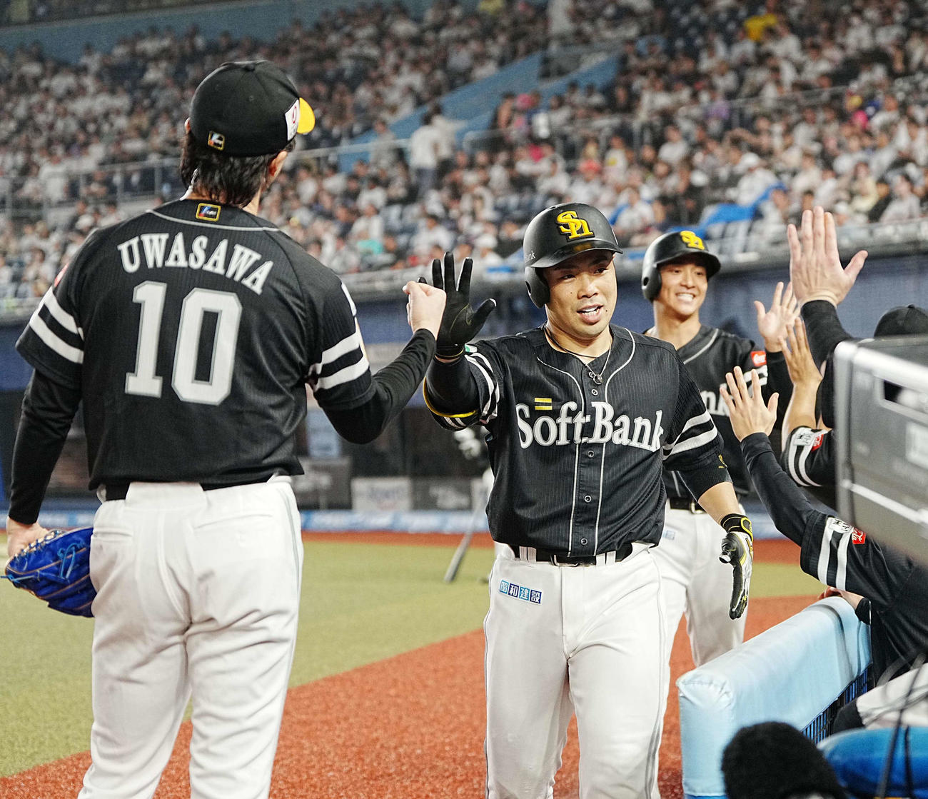 ロッテ対ソフトバンク　3回表ソフトバンク2死一塁、近藤は右越えに2点本塁打を放ち先発の上沢（左）やベンチのナインの祝福を受ける（撮影・小沢裕）