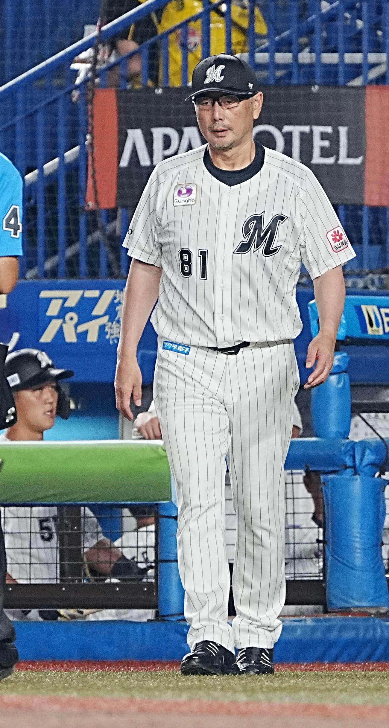 ロッテ対ソフトバンク　選手交代を告げるロッテ吉井監督（撮影・小沢裕）