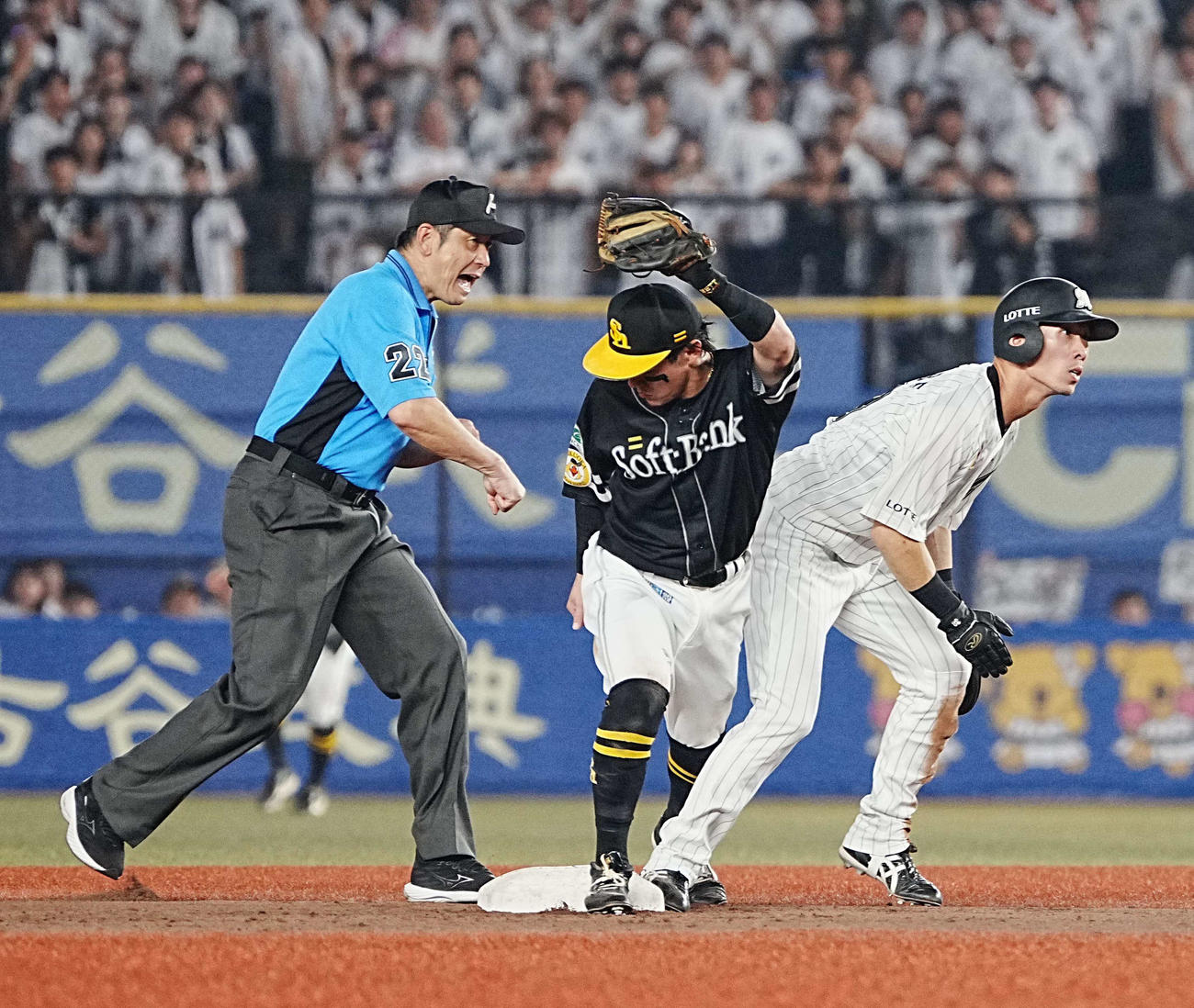 ロッテ対ソフトバンク　8回裏ロッテ無死一塁、山口は見逃し三振に倒れる。一塁走者の高部（右）は二塁盗塁を試みるもタッチアウトとなり、併殺で好機をつぶす（撮影・小沢裕）
