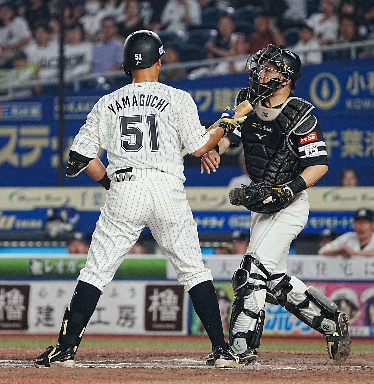 ロッテ対ソフトバンク　8回裏ロッテ無死一塁、山口は見逃し三振に倒れる（撮影・小沢裕）
