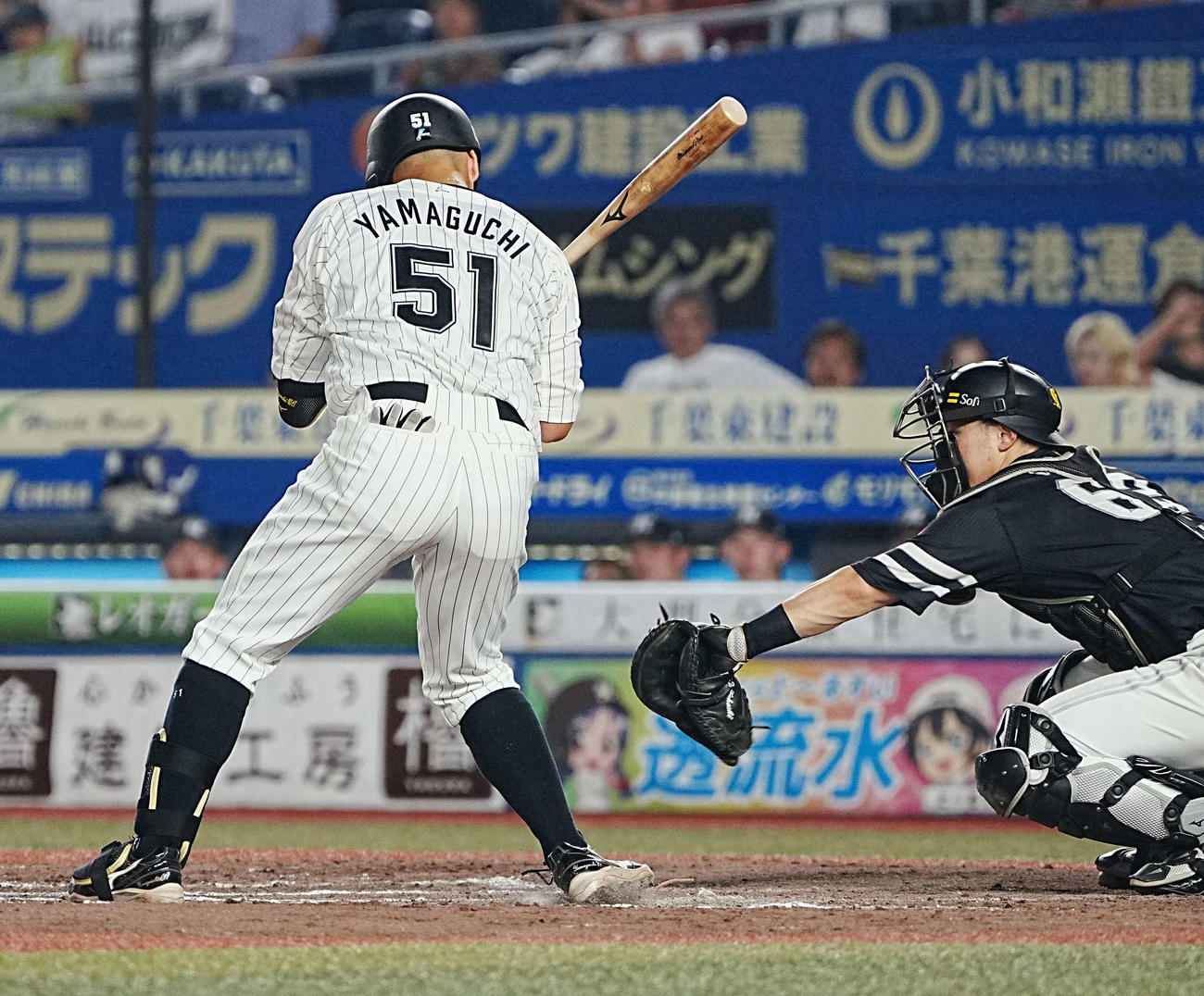 ロッテ対ソフトバンク　8回裏ロッテ無死一塁、山口は見逃し三振に倒れる（撮影・小沢裕）