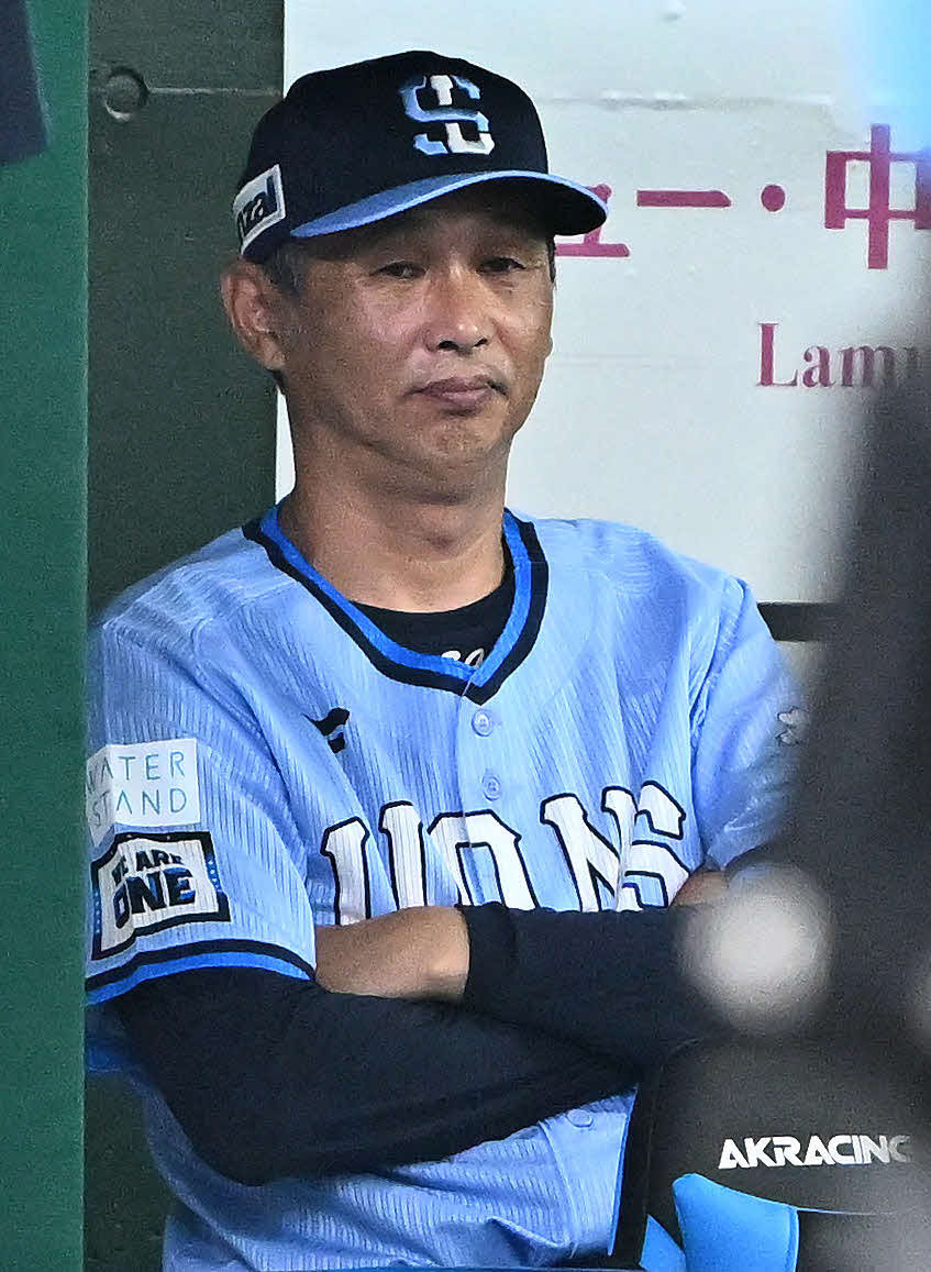 西武対オリックス　ベンチで浮かない表情の西武西口監督（撮影・滝沢徹郎）
