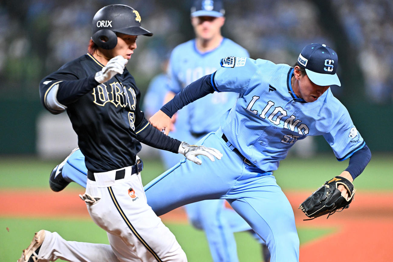 西武対オリックス　9回表オリックス2死、大里（左）は一塁内野安打を放つ。投手黒田（撮影・滝沢徹郎）
