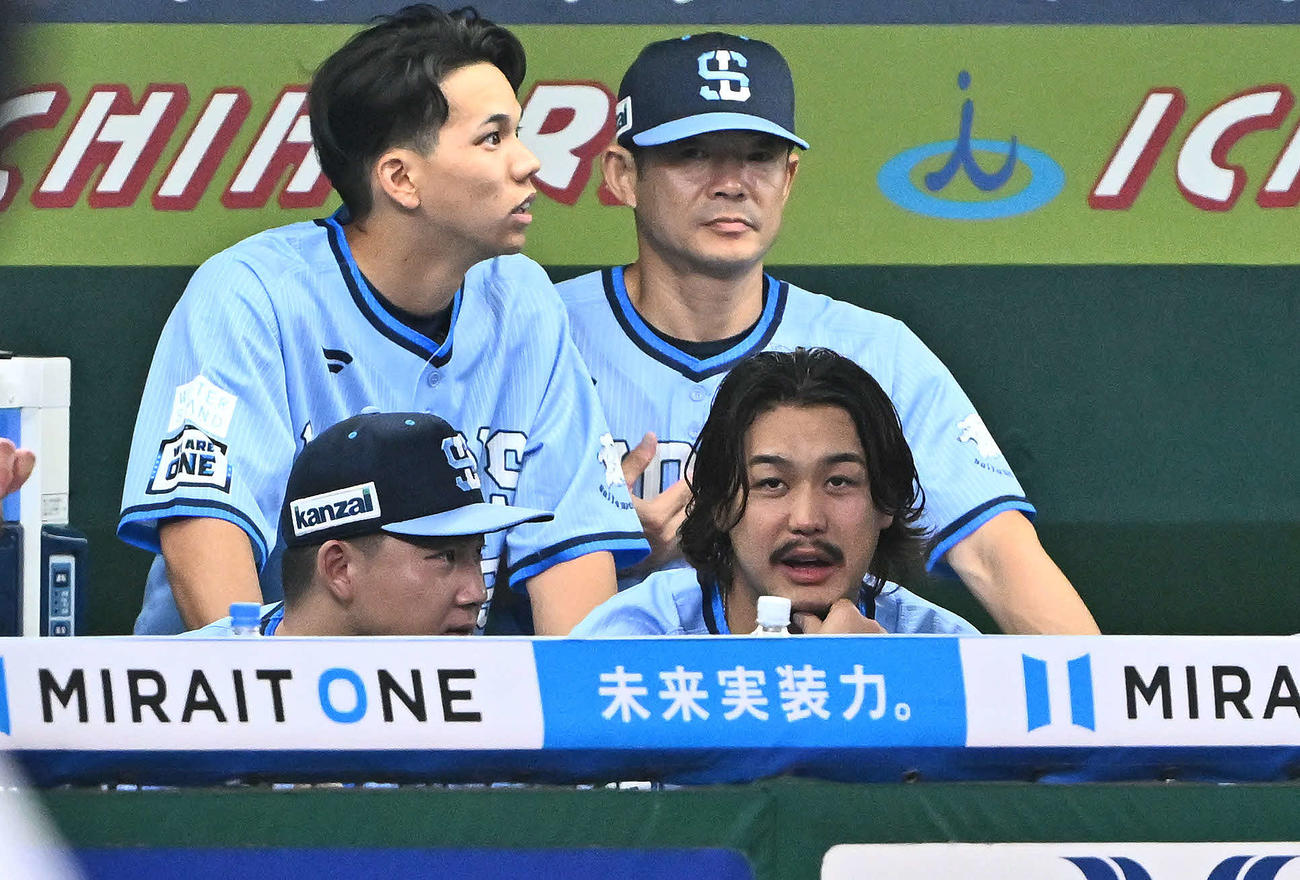 西武対オリックス　9回表、ベンチで話す西武高橋（手前右）と古賀悠（同左）（撮影・滝沢徹郎）