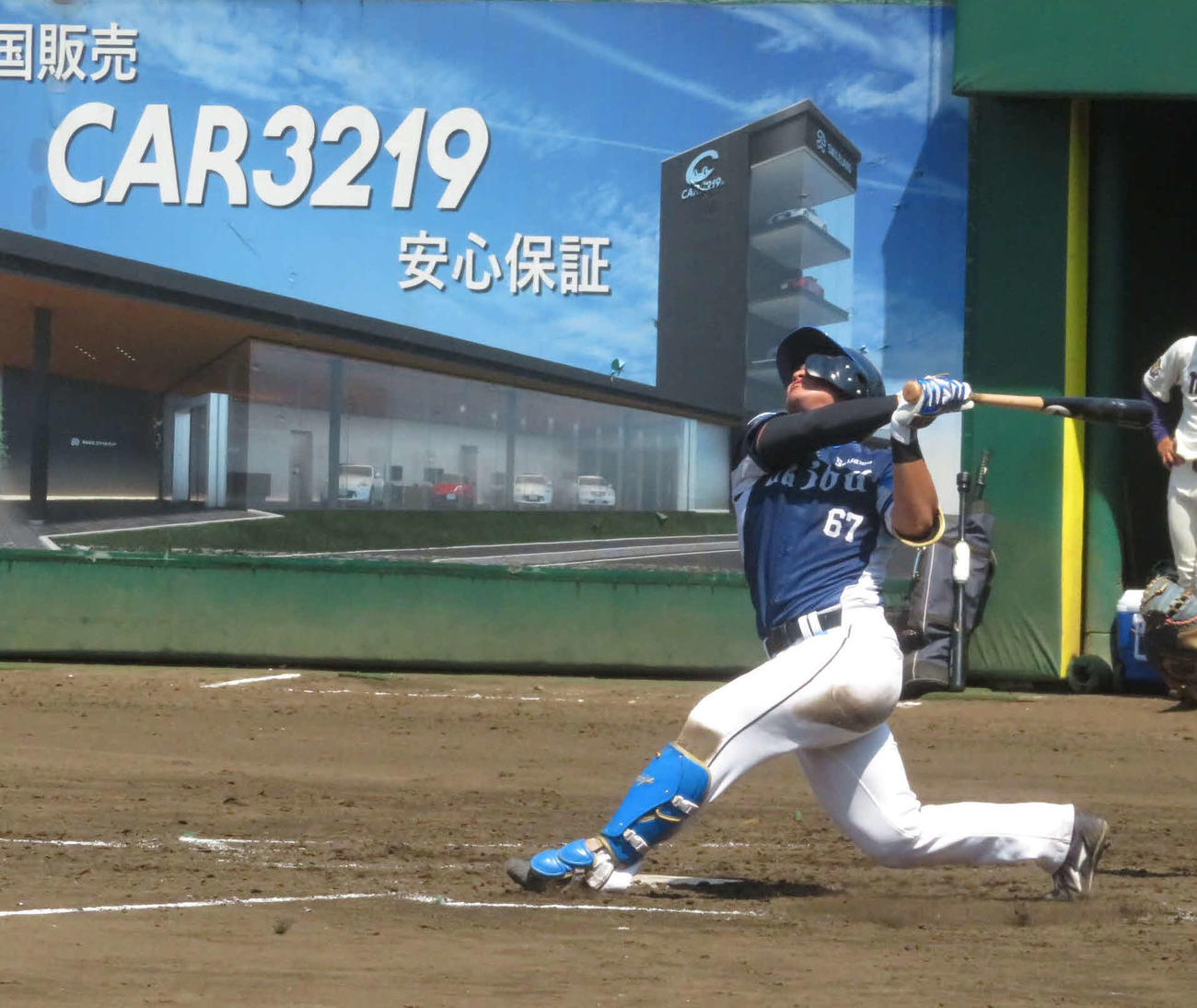 西武3軍－明大　故障から実戦復帰しフルスイングする西武野村大（撮影・金子真仁）