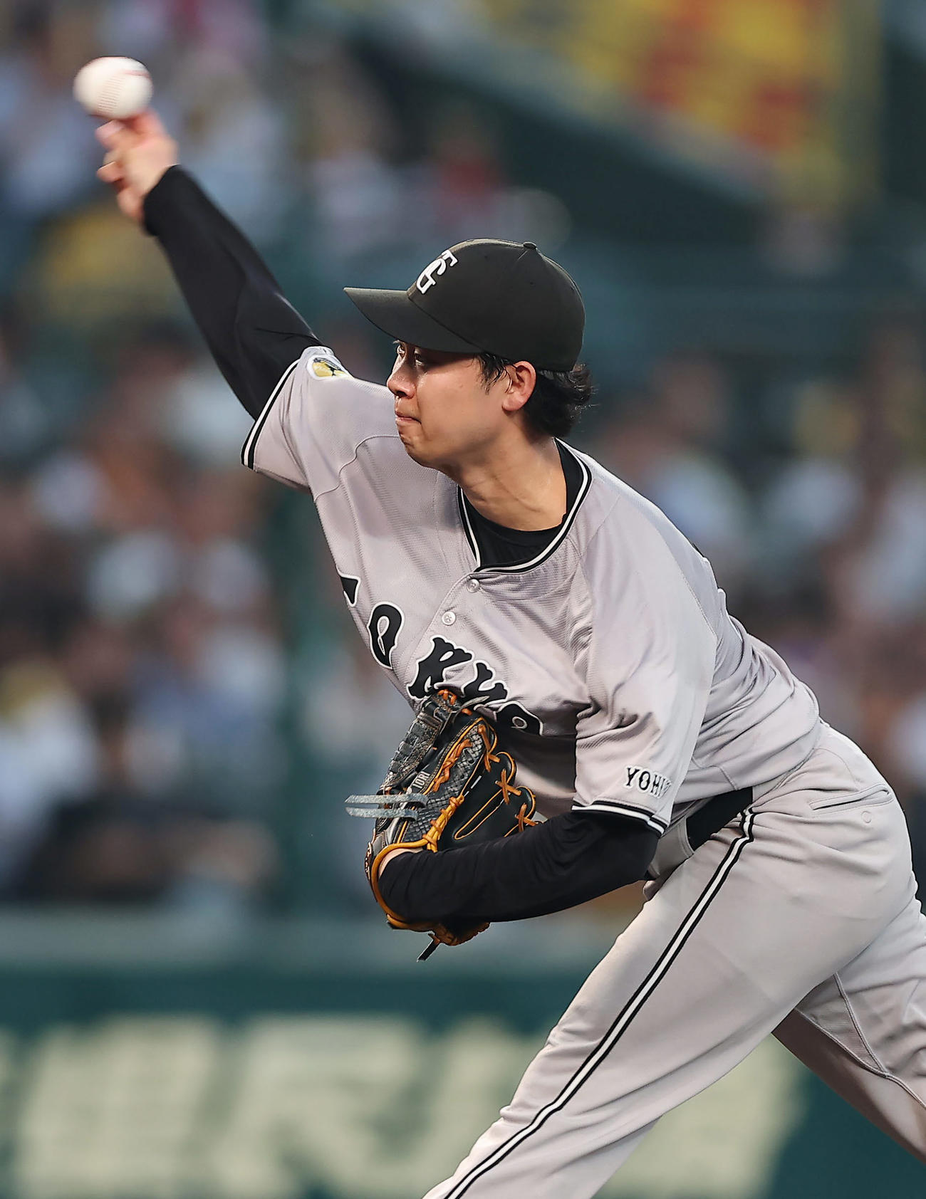 阪神対巨人　力投する巨人先発の山崎（撮影・前田充）