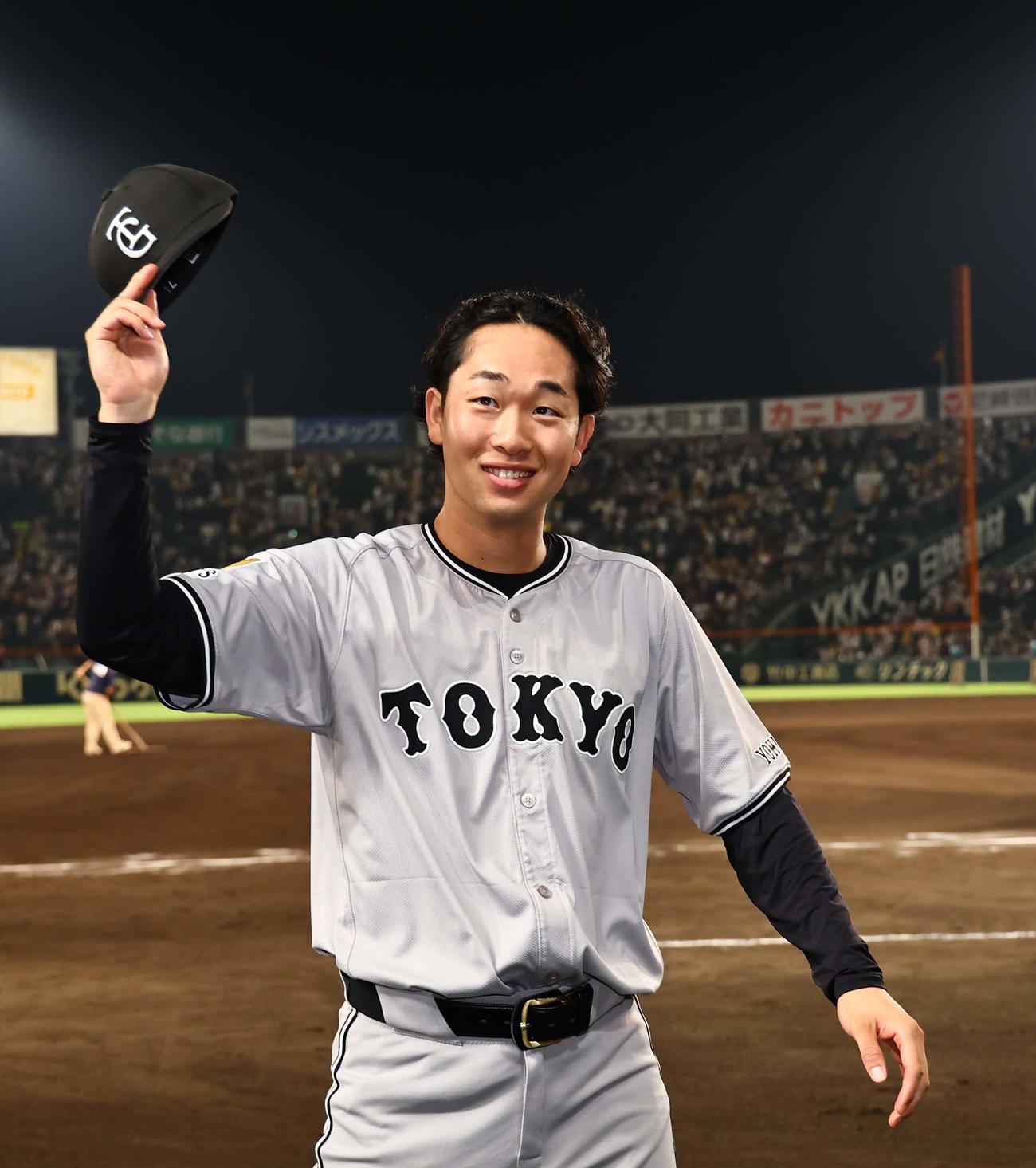 阪神対巨人　甲子園球場で10勝目をあげた山崎は笑顔を見せる（撮影・上田博志）